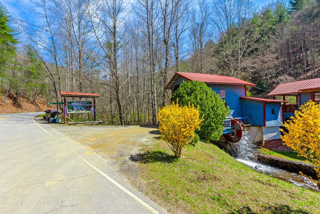 Single Family Residence at 285 Peachtree Mtn Est Road, Murphy, NC 28906, photo 3 of 82