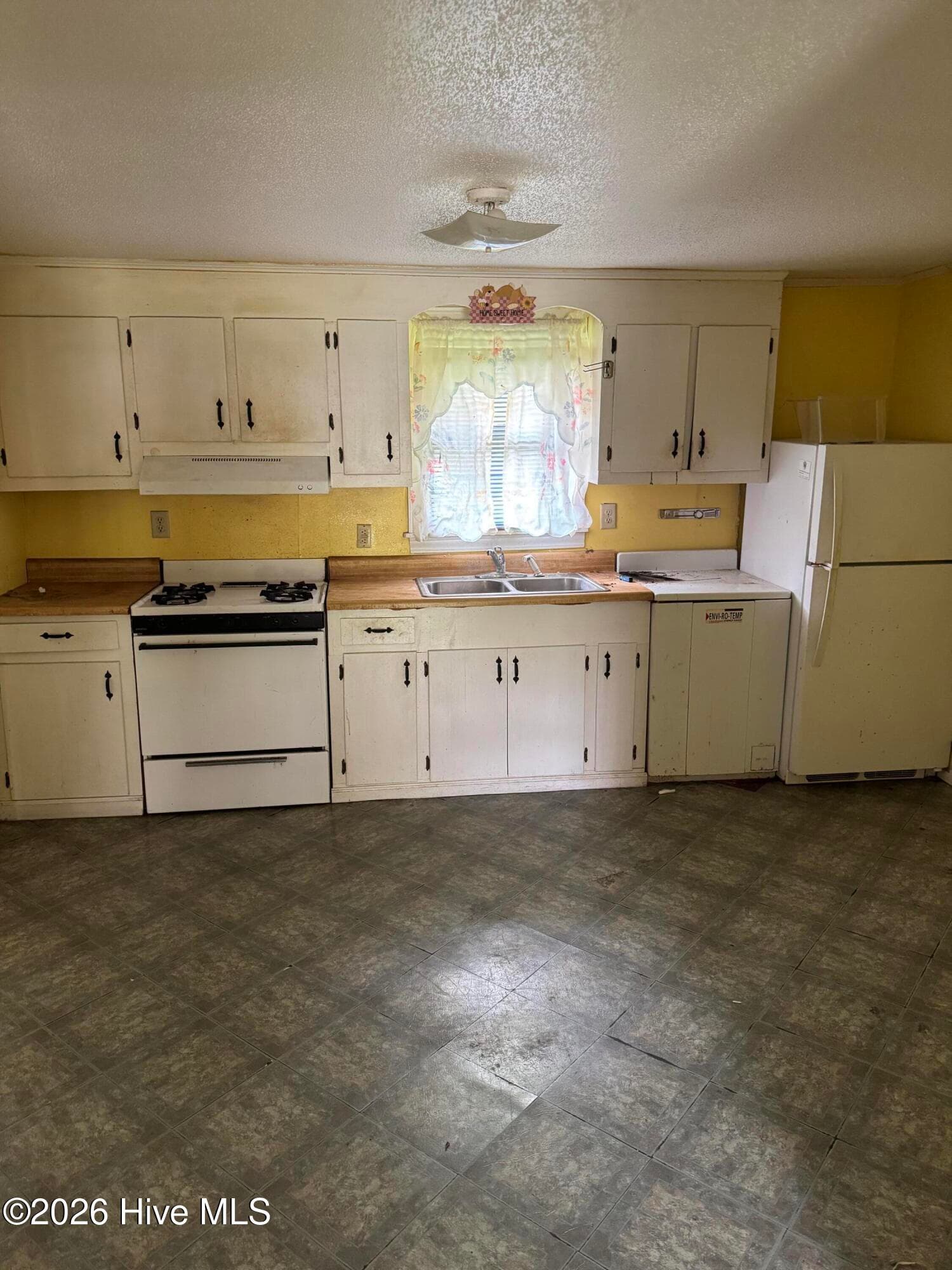 Single Family Residence at 300 Dr Martin Luther King Jr Avenue, Edenton, NC 27932, photo 4 of 10