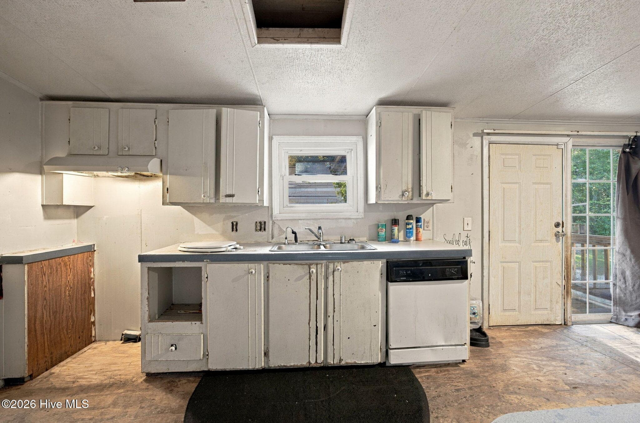 Manufactured Home at 8790 Body Shop Drive NE, Leland, NC 28451, photo 6 of 53