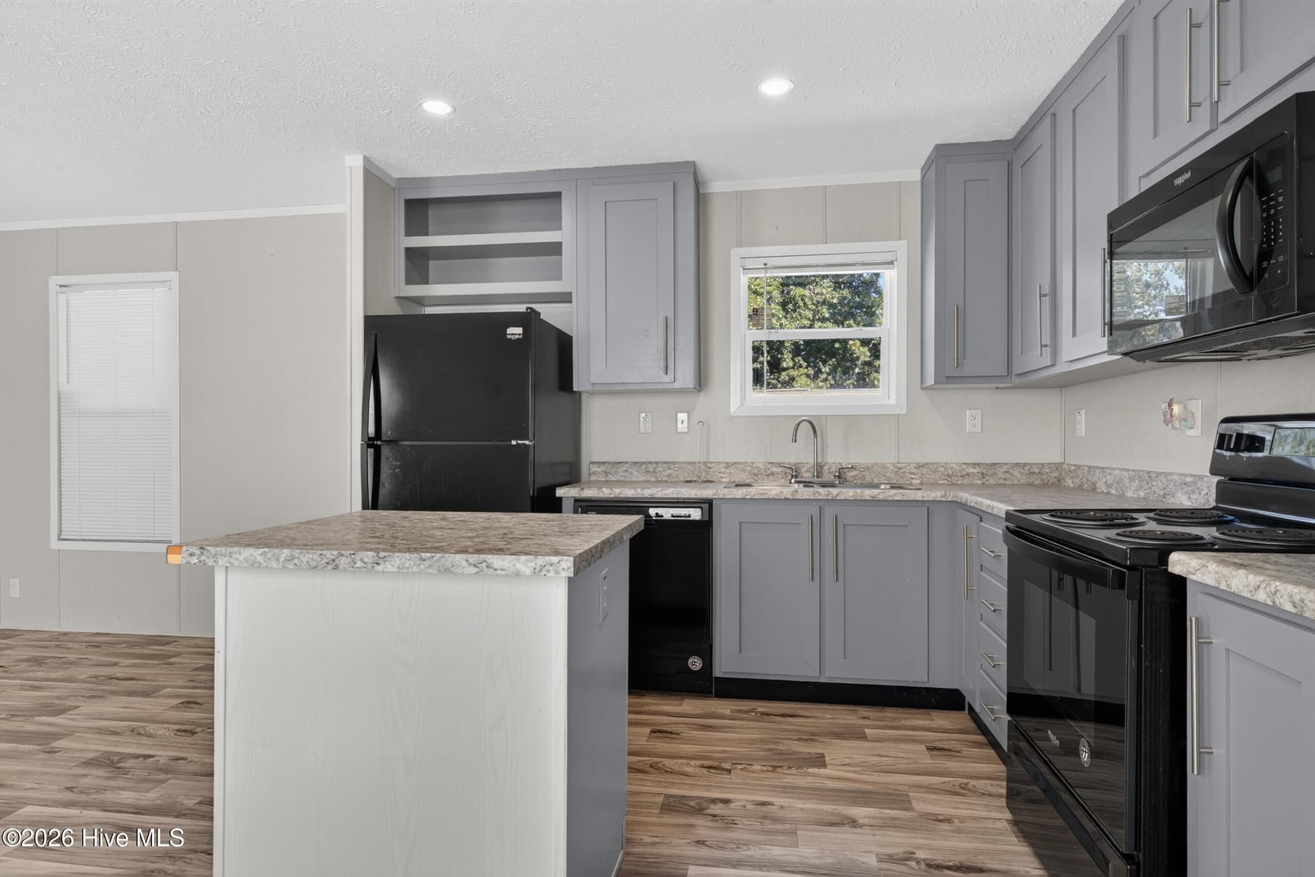 Manufactured Home at 2414 Shoreline Drive SW, Supply, NC 28462, photo 10 of 20