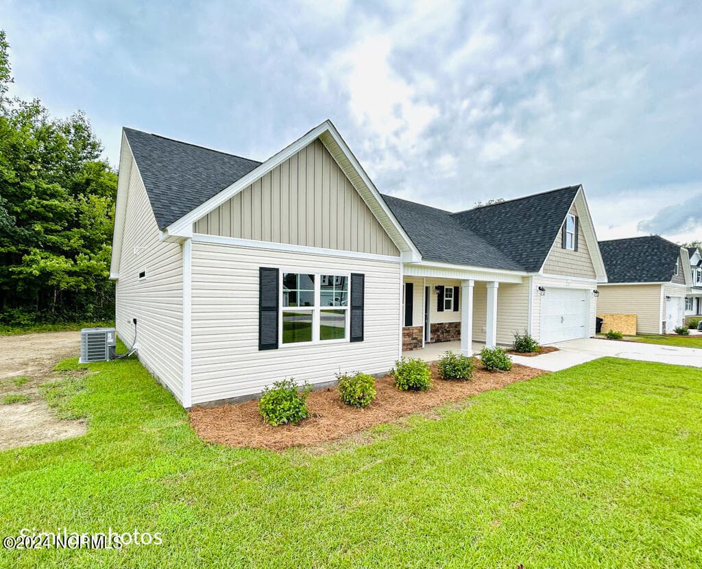 Single Family Residence at 511 Large Oak Drive, Hubert, NC 28539, photo 3 of 55