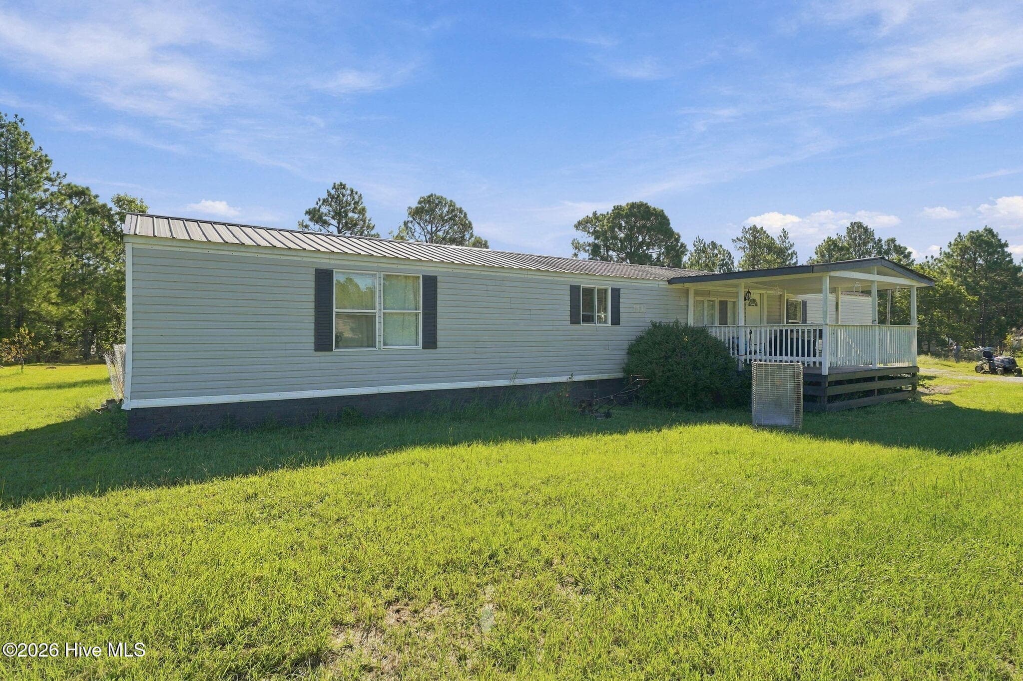 Manufactured Home at 135 Meadow Lane, Hamlet, NC 28345, photo 5 of 38