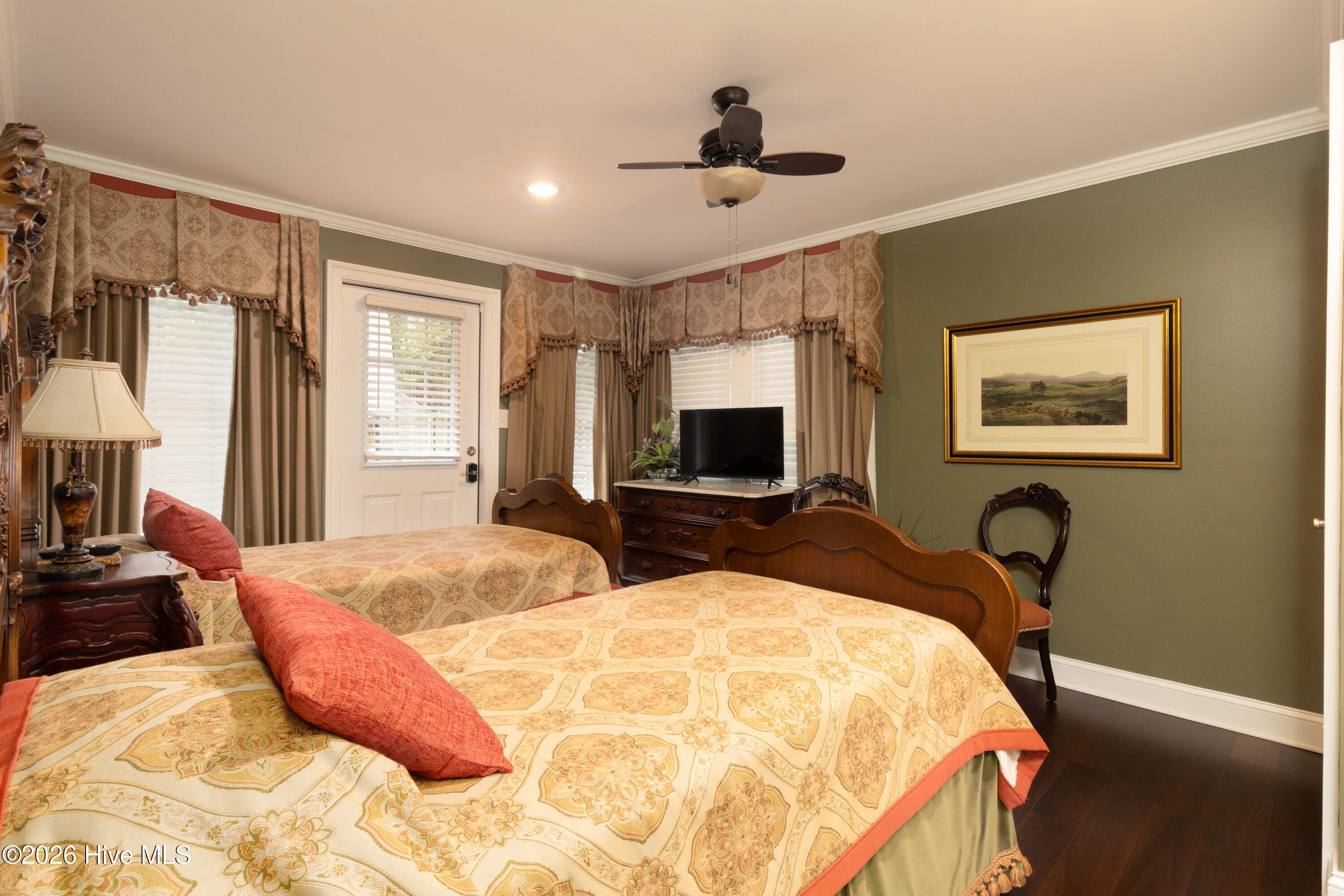 with separate entry - 221 E Water Street, Edenton, NC 27932