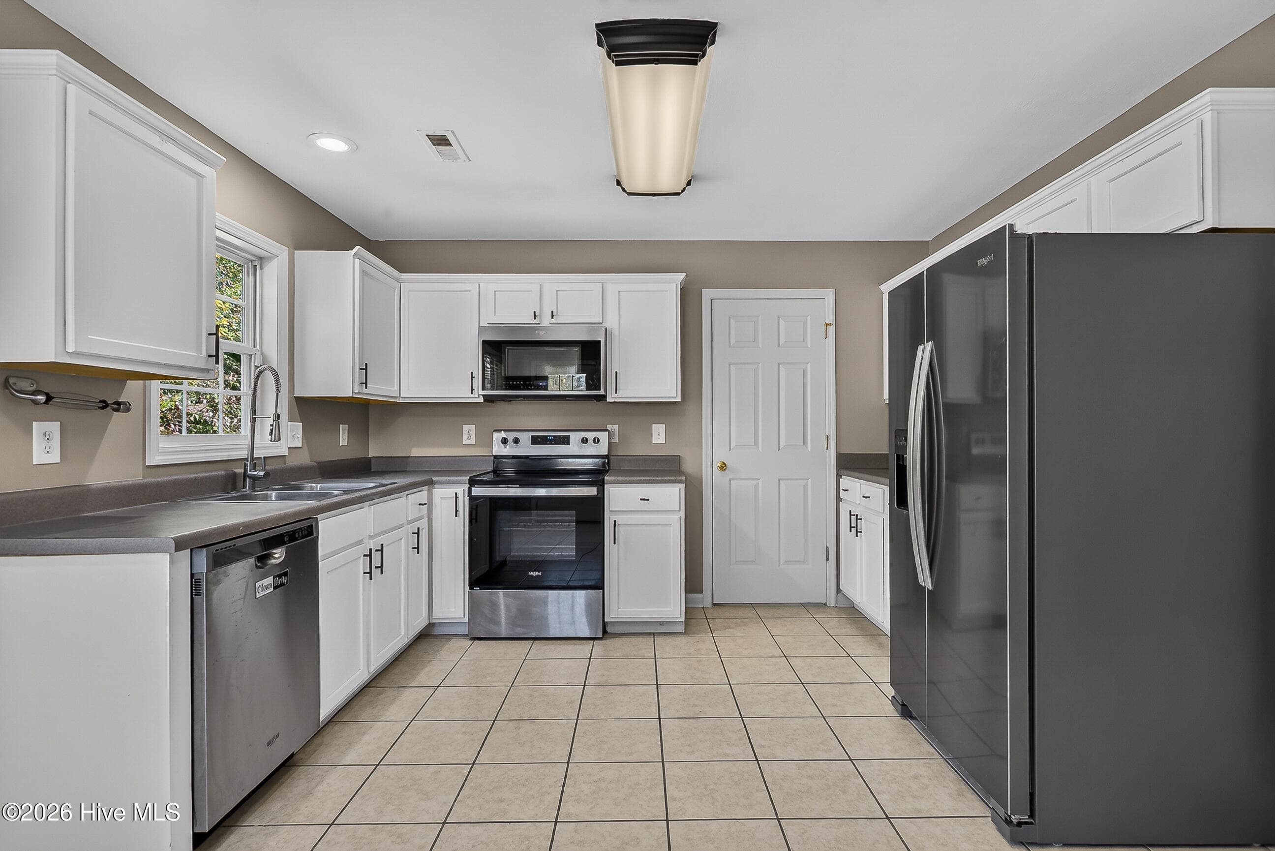 Single Family Residence at 172 E Ridge Court, Jacksonville, NC 28540, photo 16 of 50