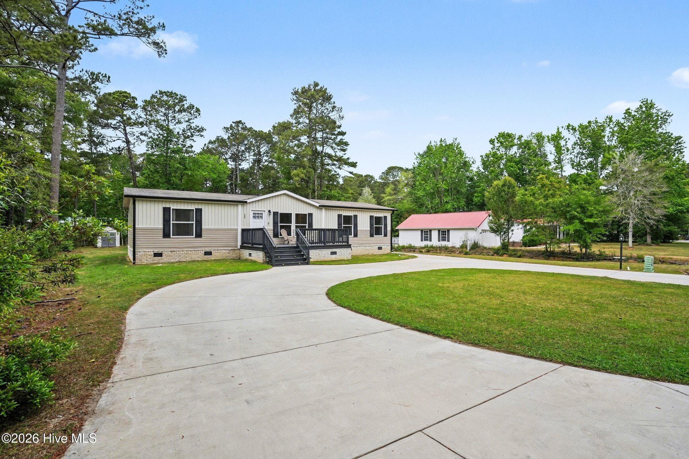 Manufactured Home at 335 Ridgewood Drive NW, Calabash, NC 28467, photo 10 of 39