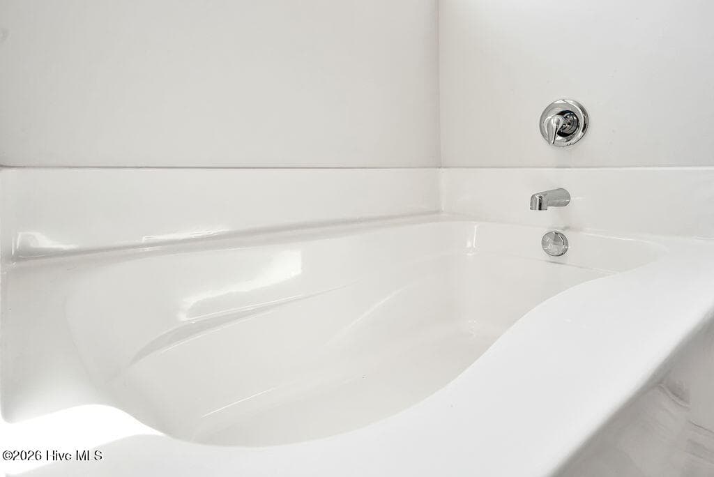 Garden Tub - 266 E Red Head Circle, Sneads Ferry, NC 28460