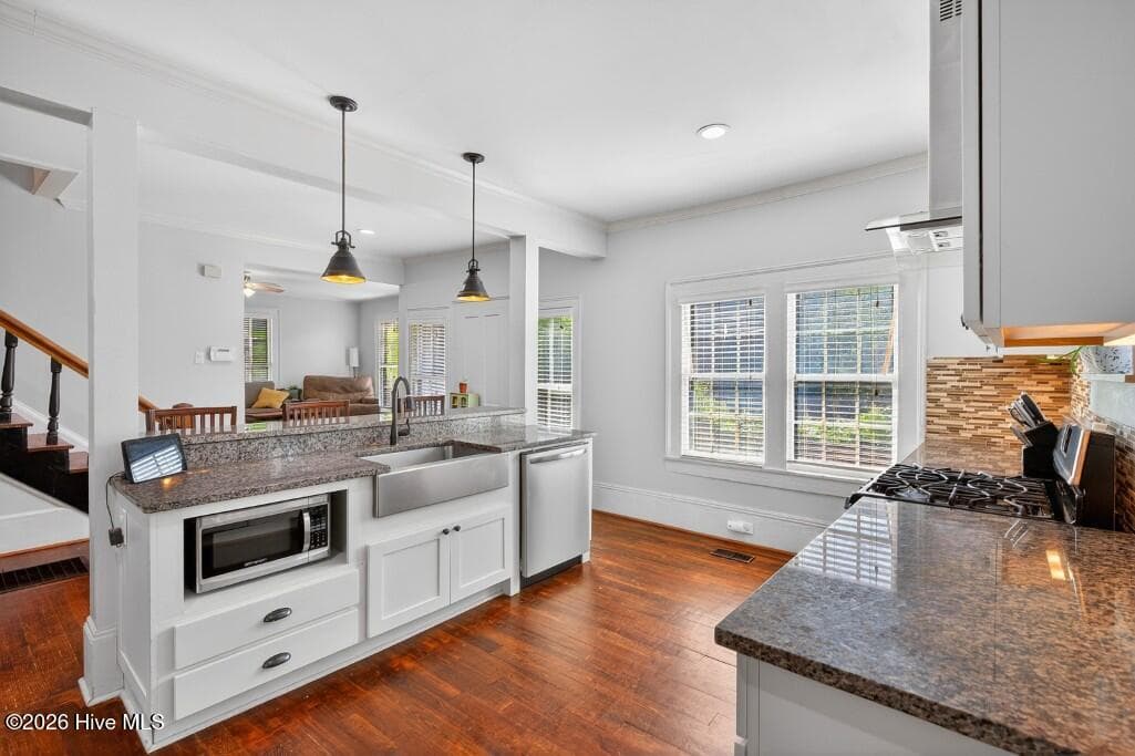 Single Family Residence at 616 New Street, New Bern, NC 28560, photo 8 of 32