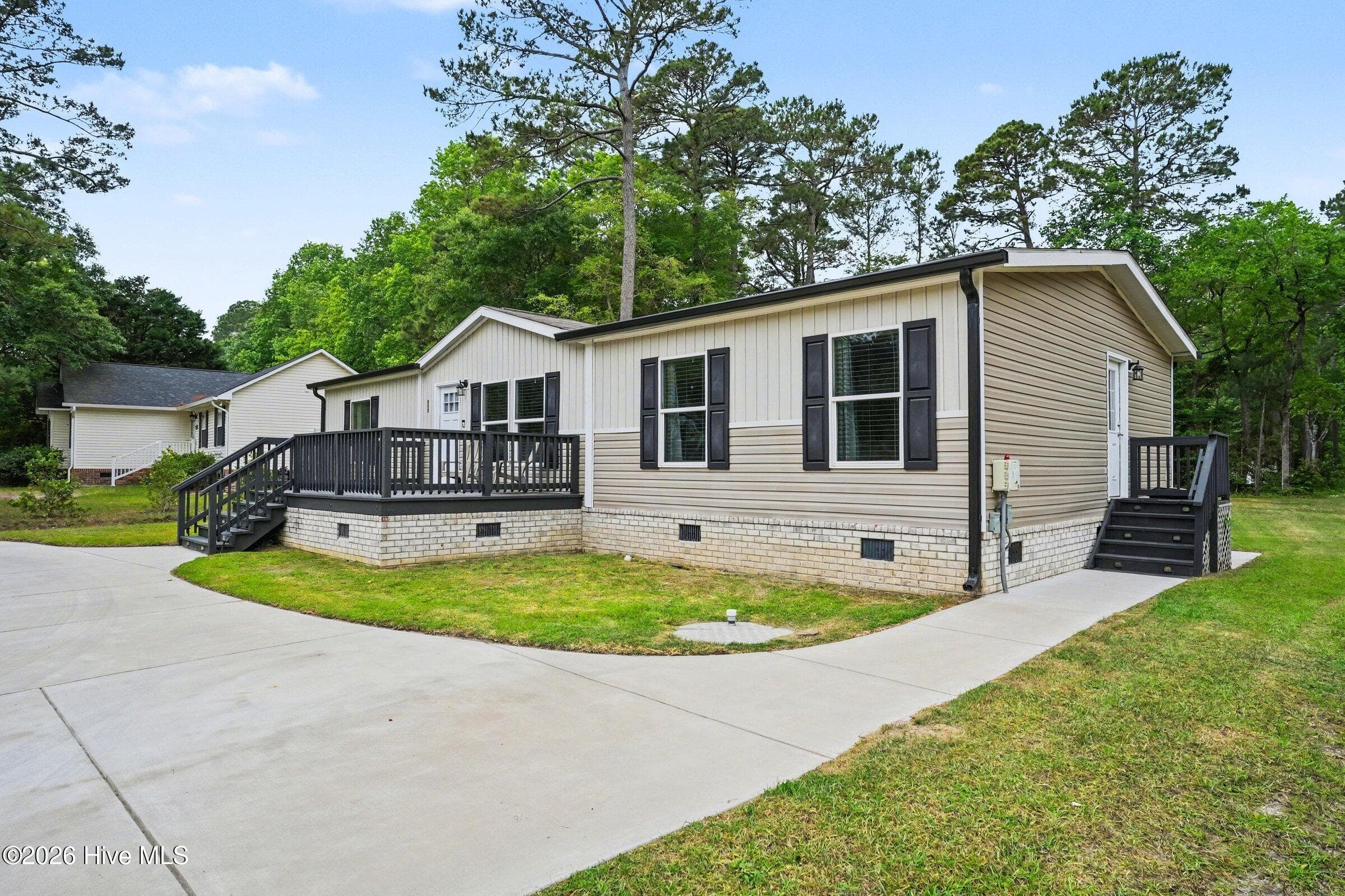 Manufactured Home at 335 Ridgewood Drive NW, Calabash, NC 28467, photo 11 of 39