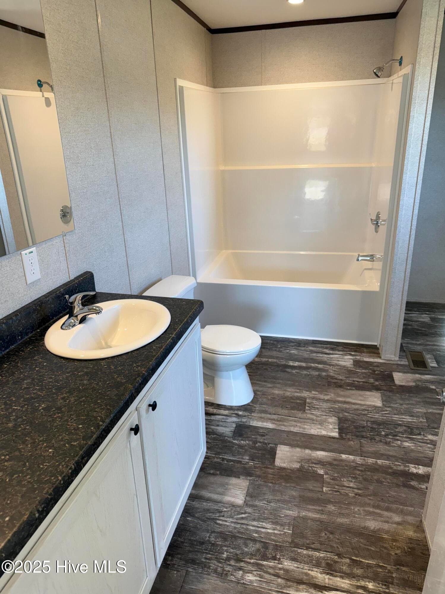 Manufactured Home at 2227 Twisted Hickory Road, Elizabethtown, NC 28337, photo 15 of 27
