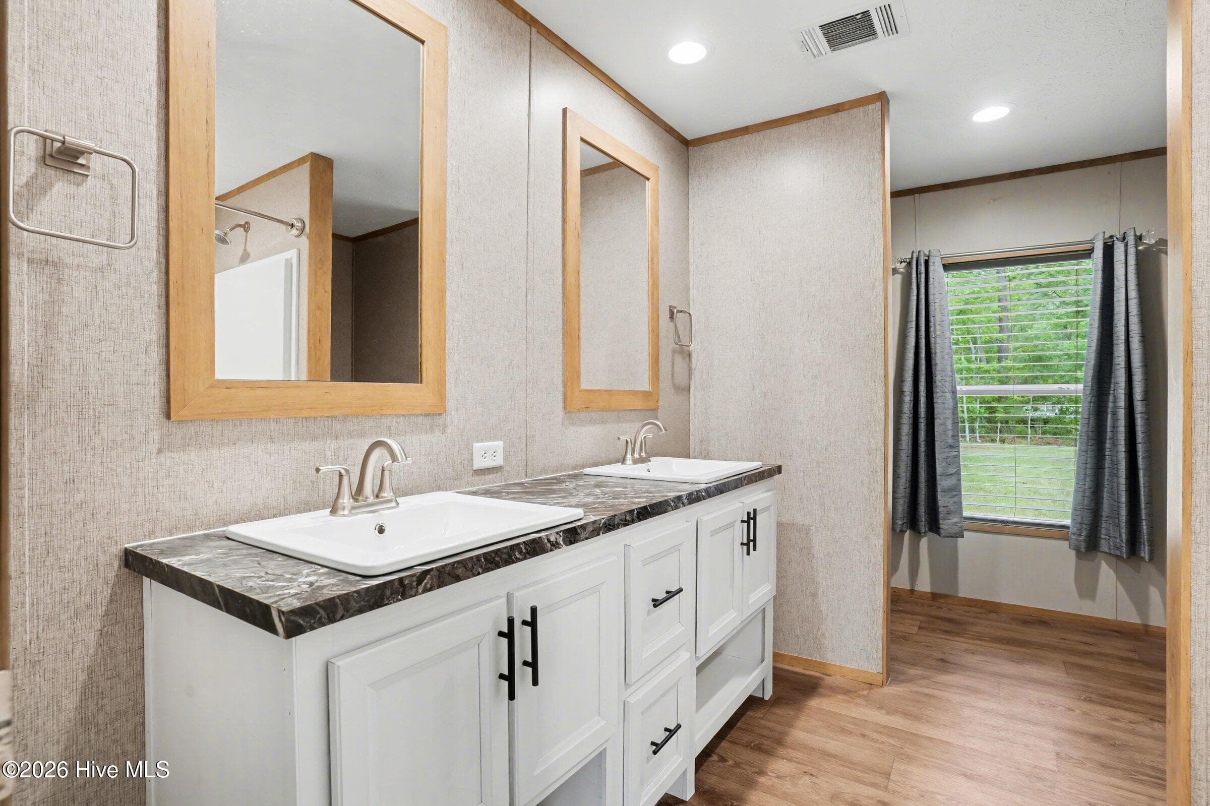 Manufactured Home at 335 Ridgewood Drive NW, Calabash, NC 28467, photo 5 of 39