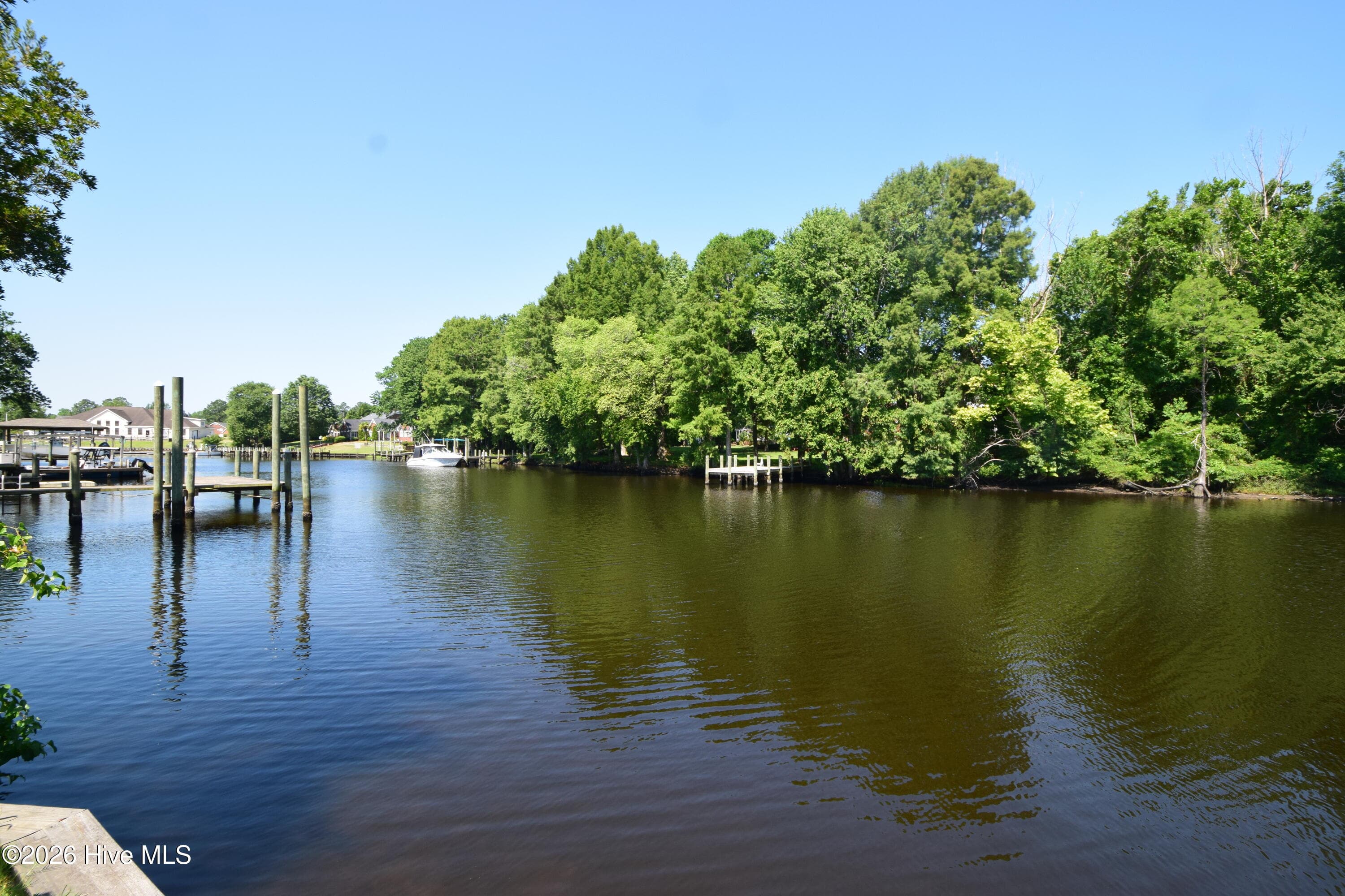 Single Family Residence at 105 Captains Cove, New Bern, NC 28562, photo 2 of 2