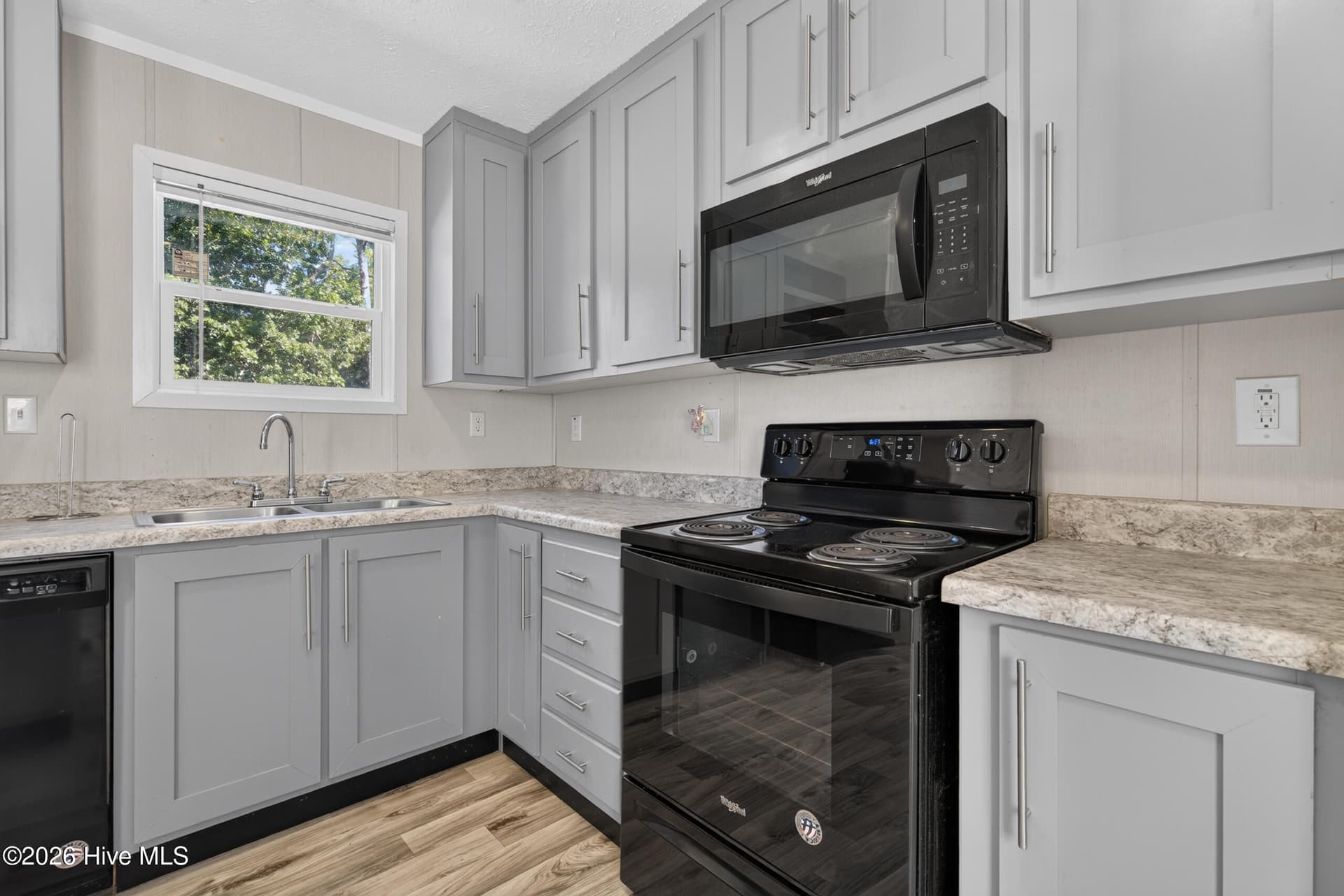 Manufactured Home at 2414 Shoreline Drive SW, Supply, NC 28462, photo 9 of 20