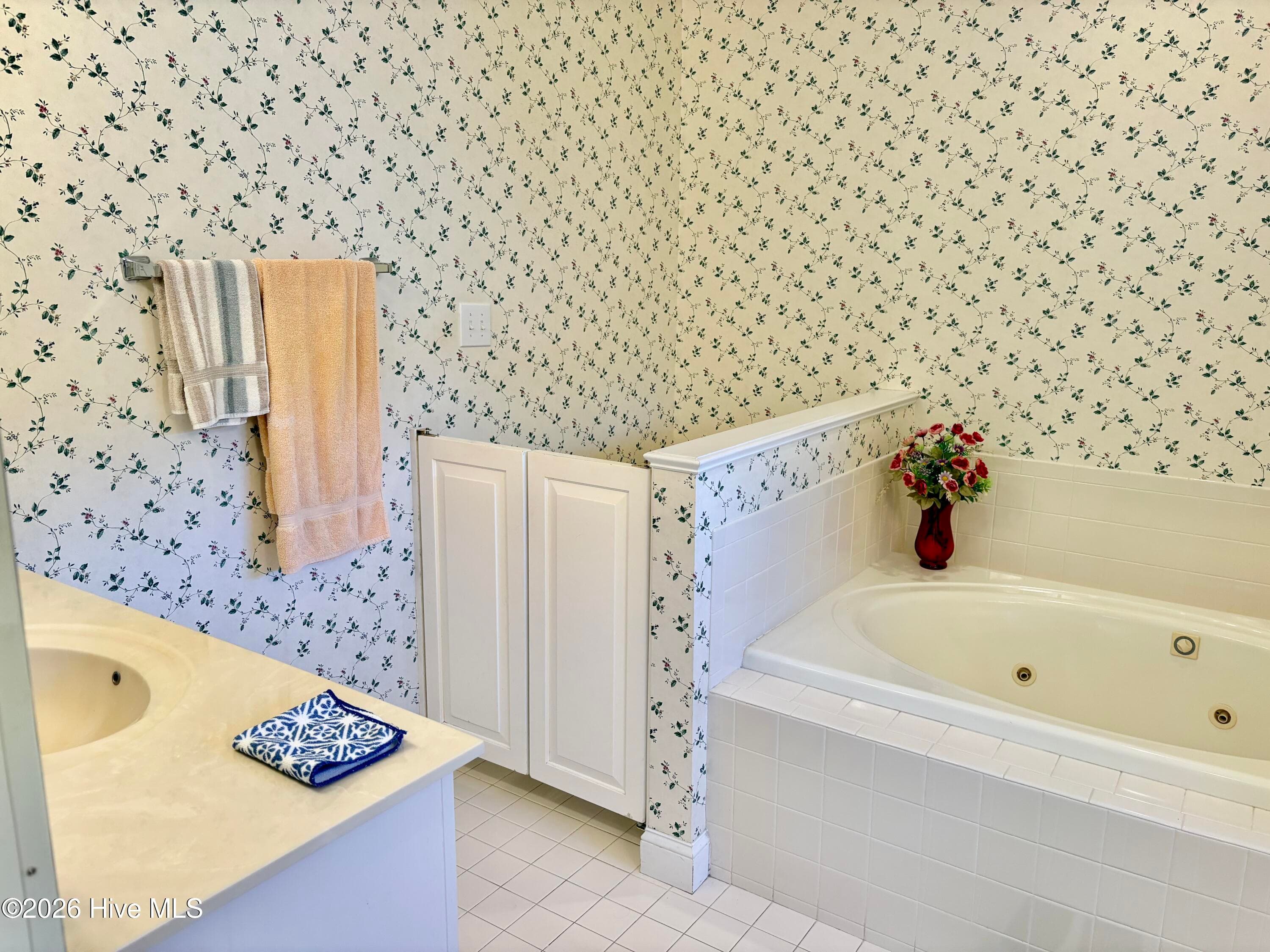 with jacuzzi - 112 Geneva Road, New Bern, NC 28562