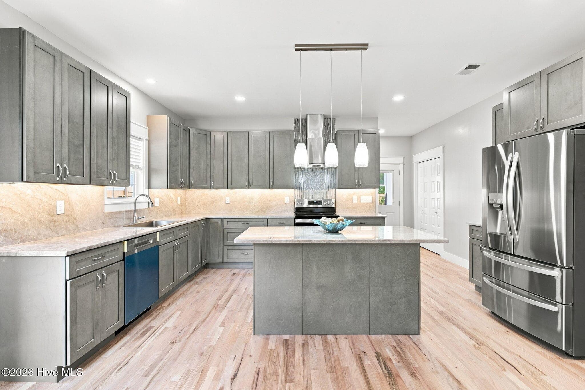Single Family Residence at 512 Queen Street, Wilmington, NC 28401, photo 12 of 95