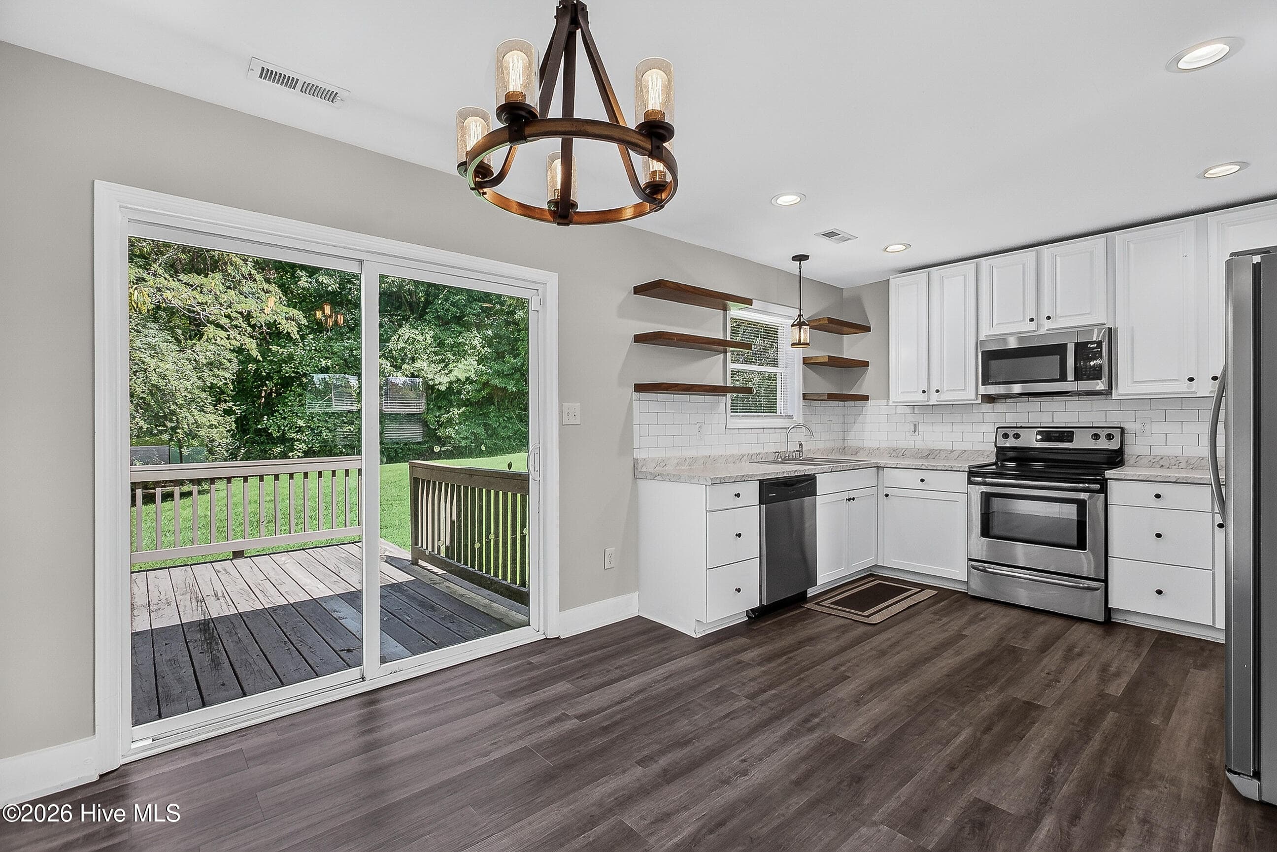 Single Family Residence at 912 Laurel Lane, Jacksonville, NC 28546, photo 16 of 35