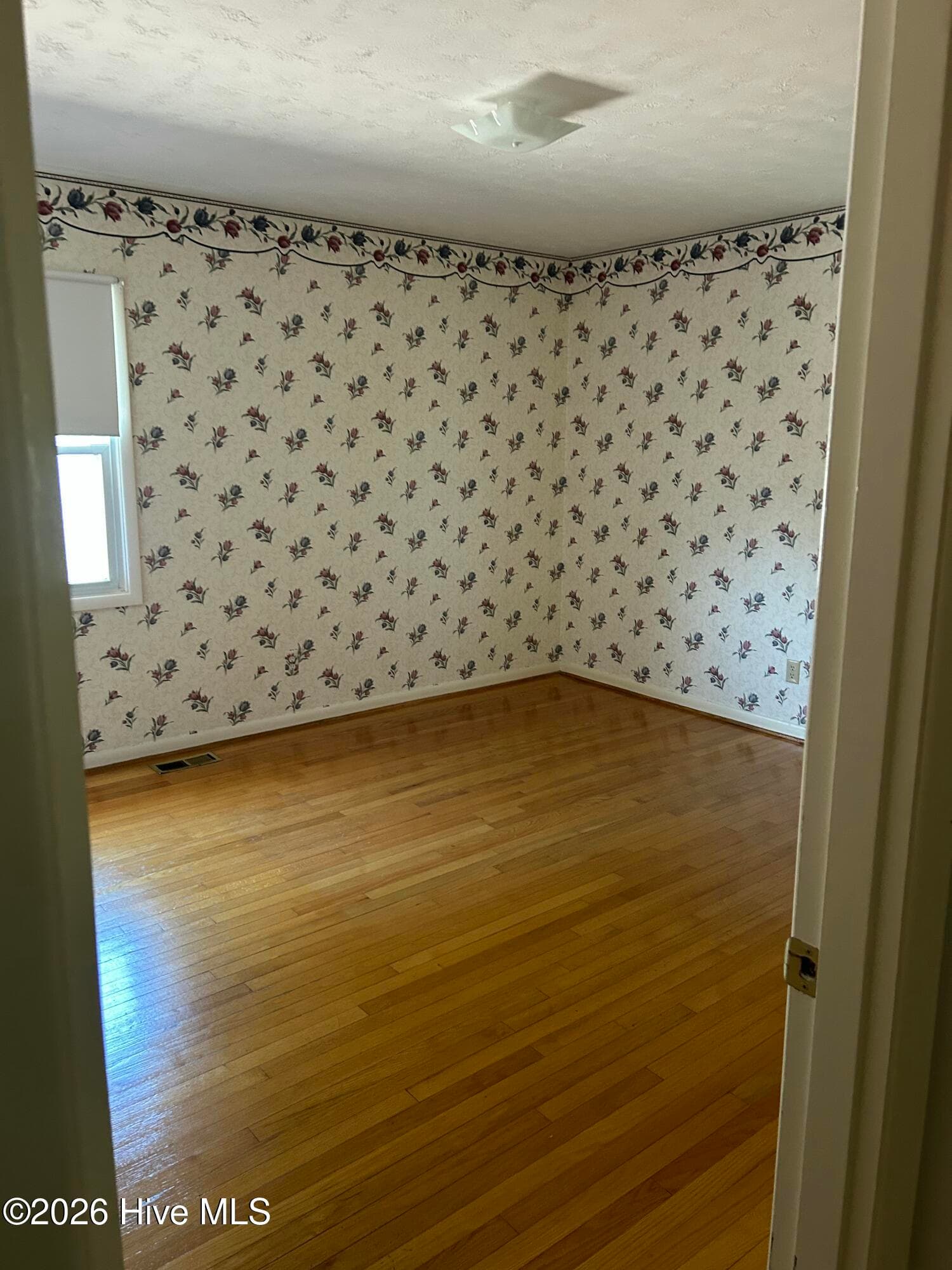 Single Family Residence at 700 Oakwood Avenue, Jacksonville, NC 28546, photo 9 of 15