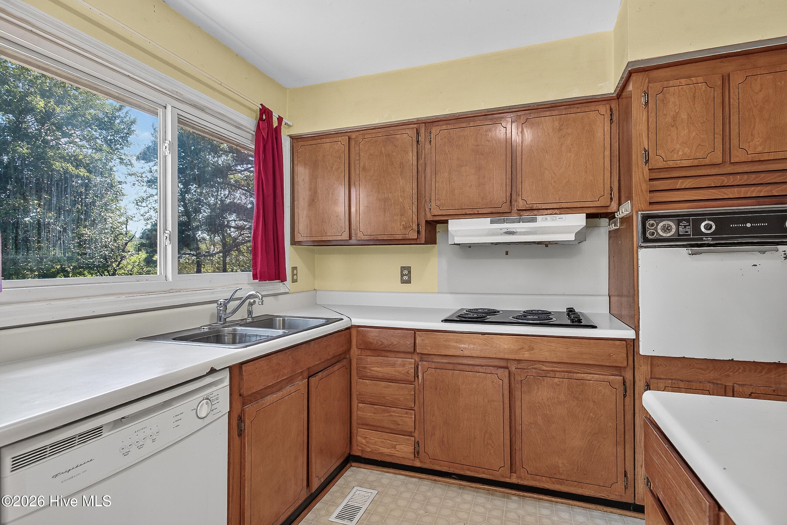 Single Family Residence at 115 Shamrock Drive, Jacksonville, NC 28540, photo 13 of 38