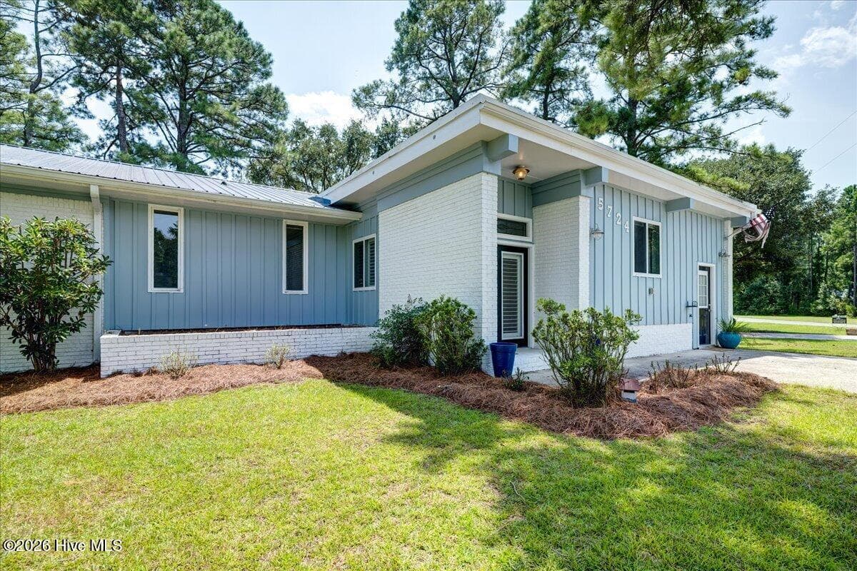 Single Family Residence at 5724 Gondolier Drive, New Bern, NC 28560, New Bern, photo 8 of 59
