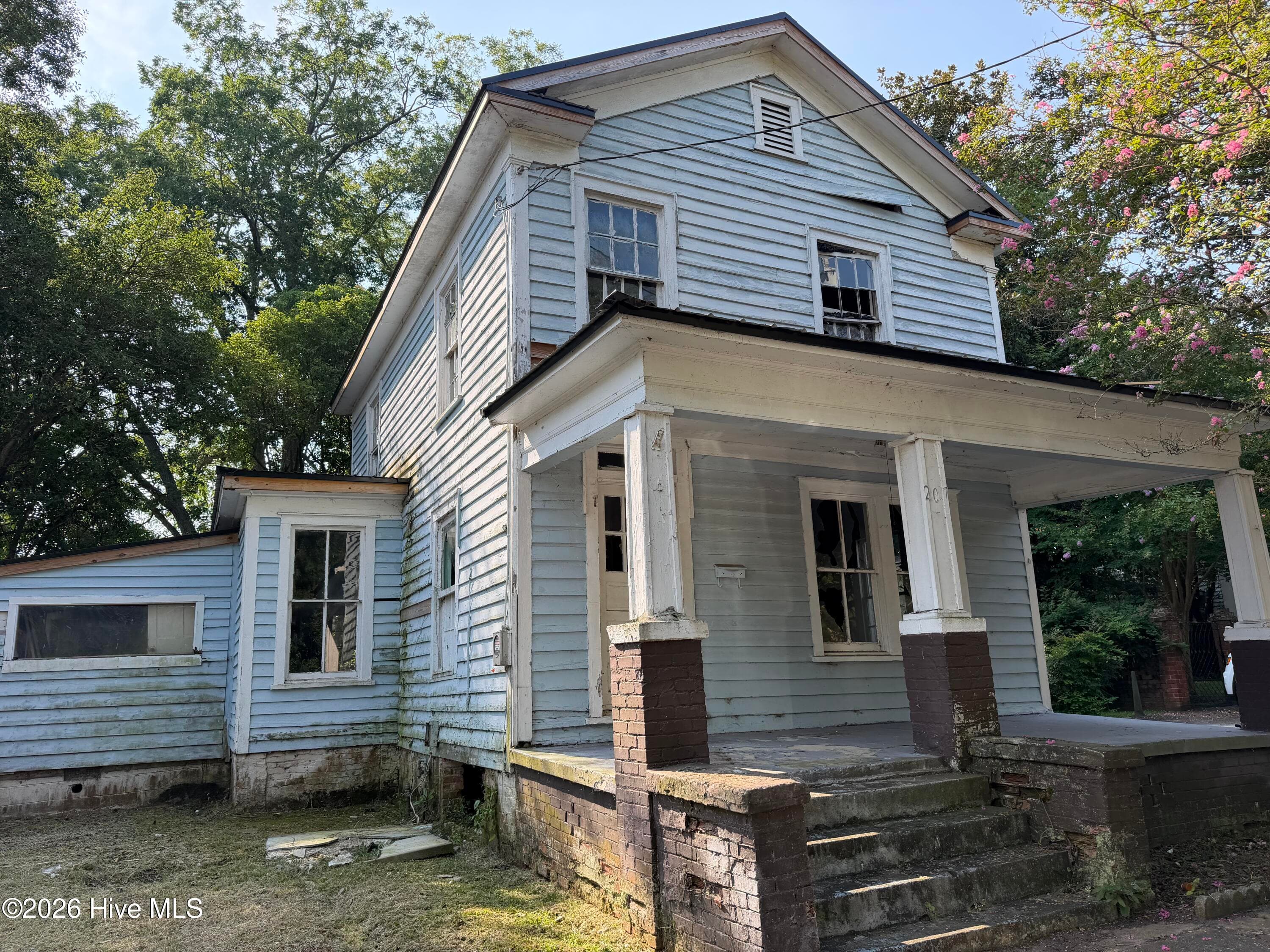 Single Family Residence at 207 N Pierce Street, Washington, NC 27889, photo 2 of 6