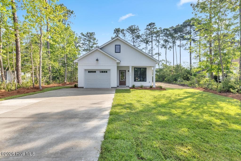 Single Family Residence at 302 Pine Court, Hampstead, NC 28443, photo 4 of 91