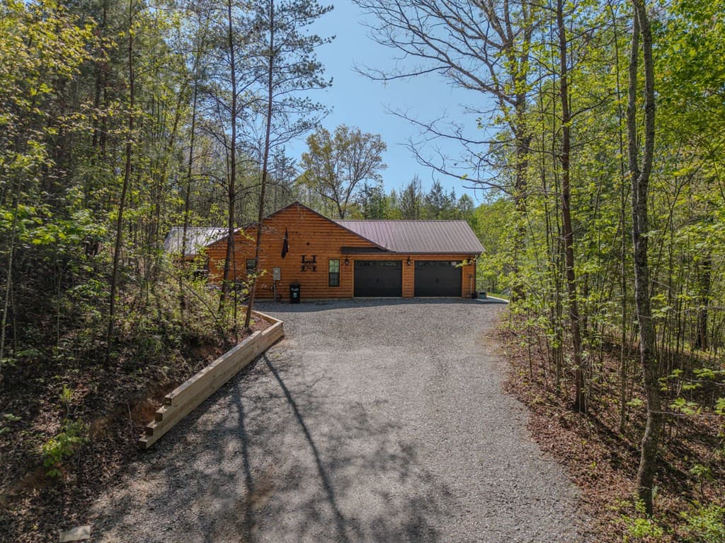 Residential at 190 Galloway Drive, Hayesville, NC 28904, photo 7 of 37