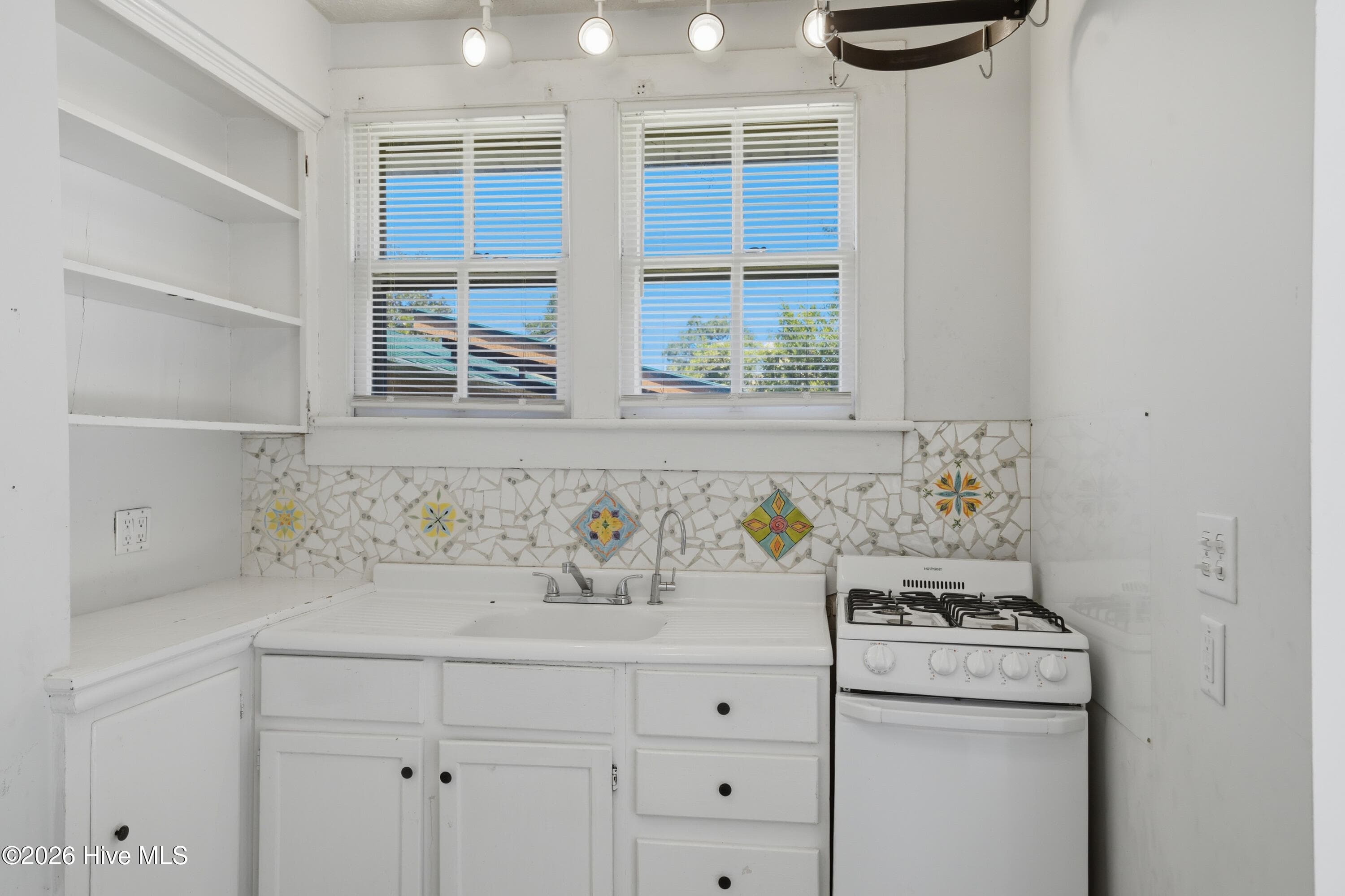 Single Family Residence at 2055 Washington Street, Wilmington, NC 28401, photo 11 of 28