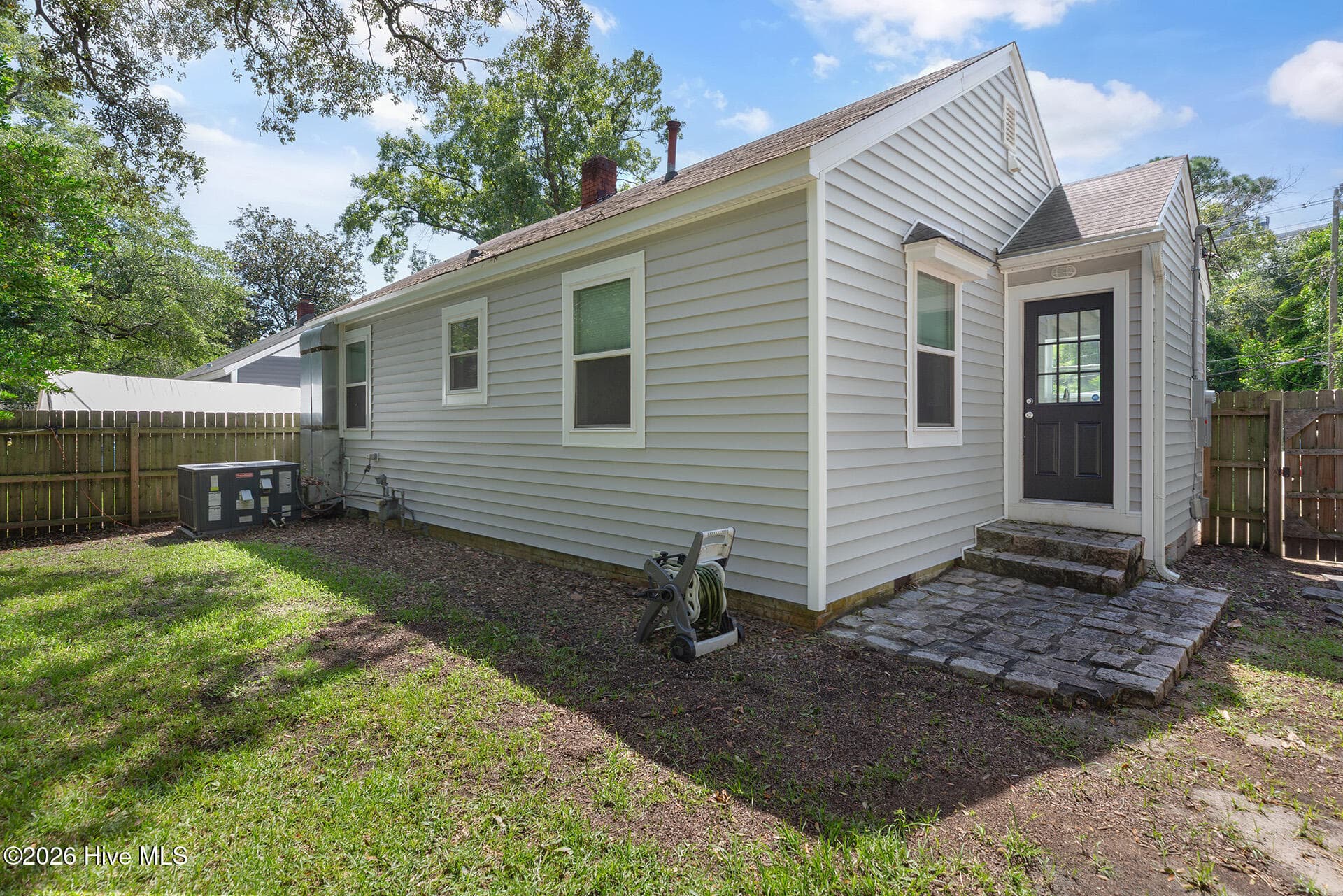 Single Family Residence at 2017 Burnett Boulevard, Wilmington, NC 28401, photo 2 of 3