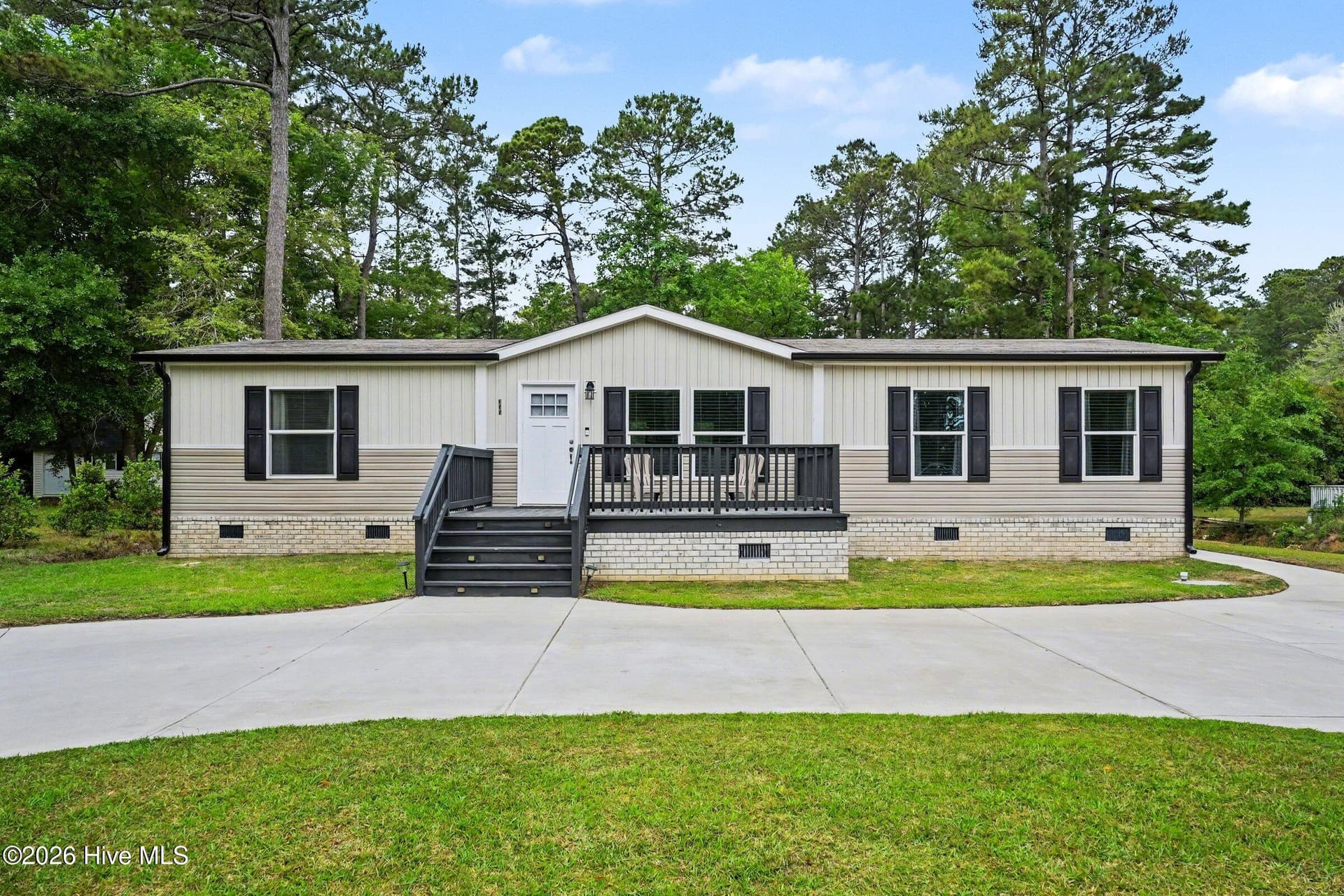 Manufactured Home at 335 Ridgewood Drive NW, Calabash, NC 28467, photo 8 of 39