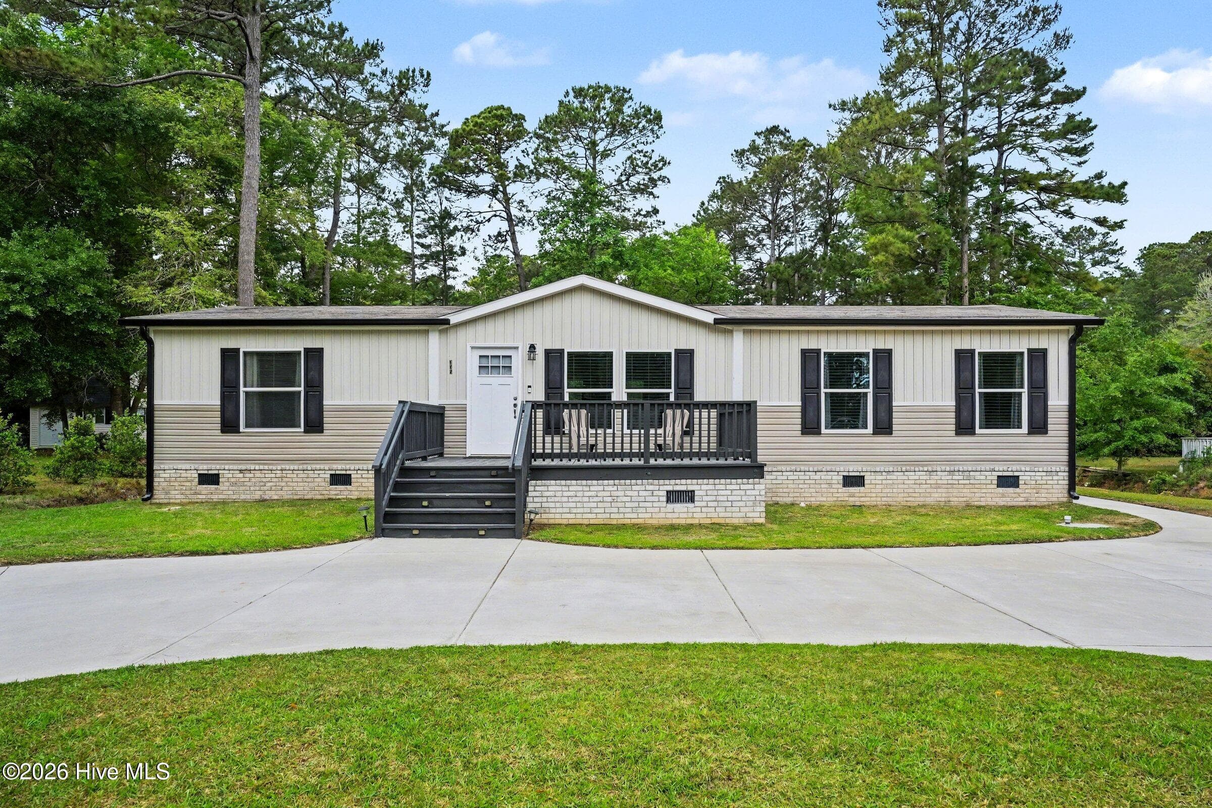 Manufactured Home at 335 Ridgewood Drive NW, Calabash, NC 28467, photo 8 of 39