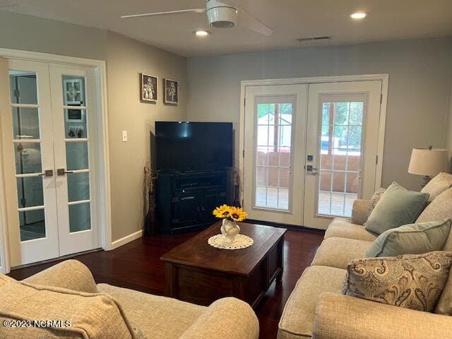 Single Family Residence at 210 N First Avenue, New Bern, NC 28560, photo 6 of 31