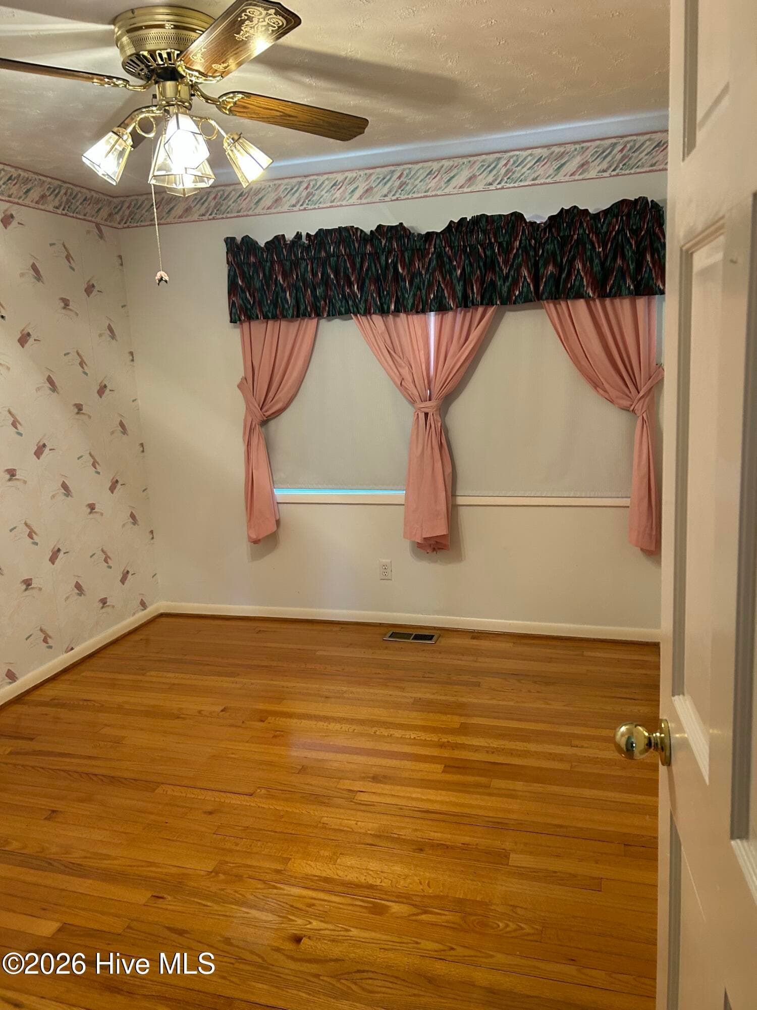 Single Family Residence at 700 Oakwood Avenue, Jacksonville, NC 28546, photo 7 of 15
