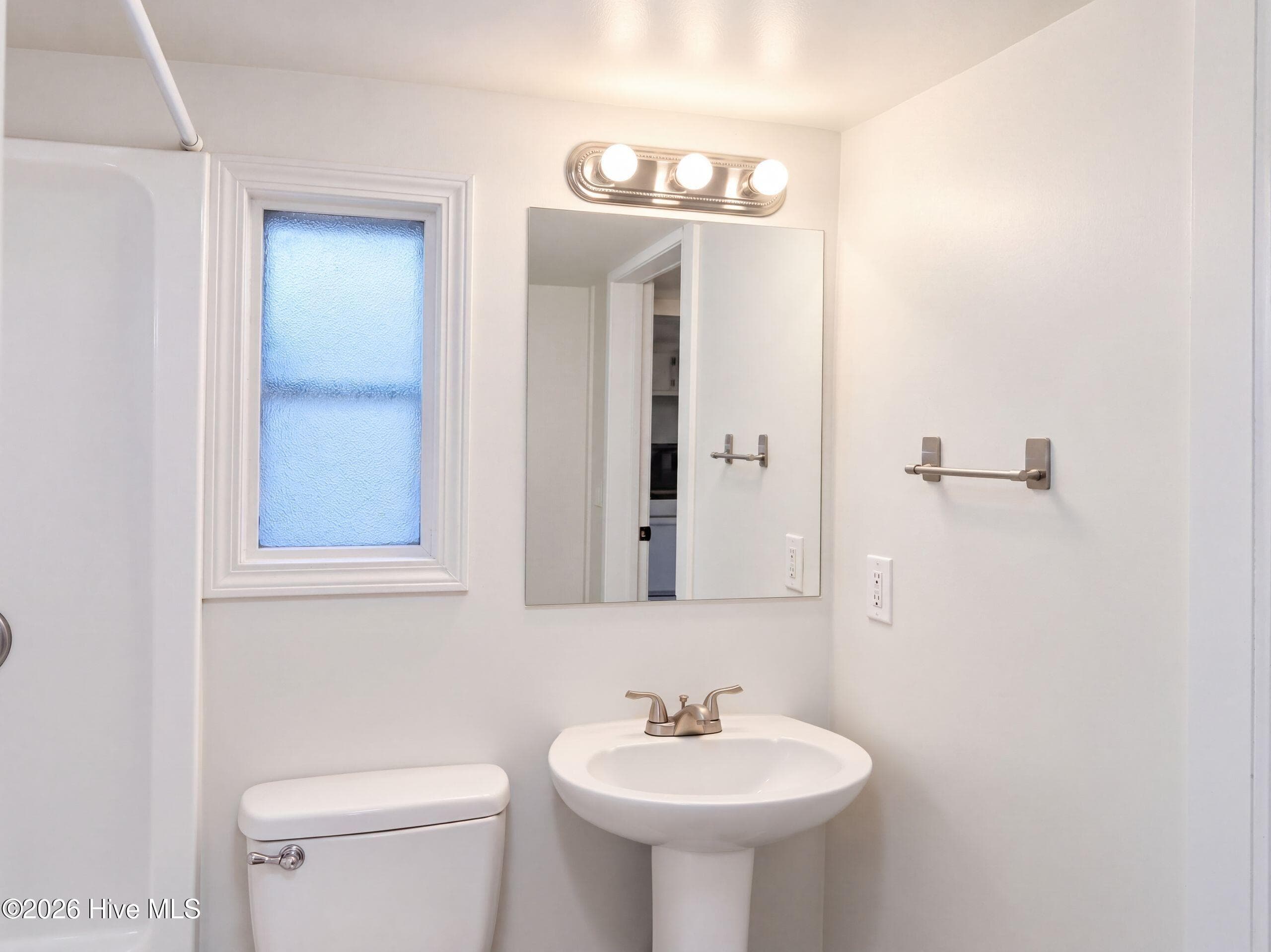 Single Family Residence at 206 N Poplar Street E, New Bern, NC 28560, New Bern, photo 11 of 14