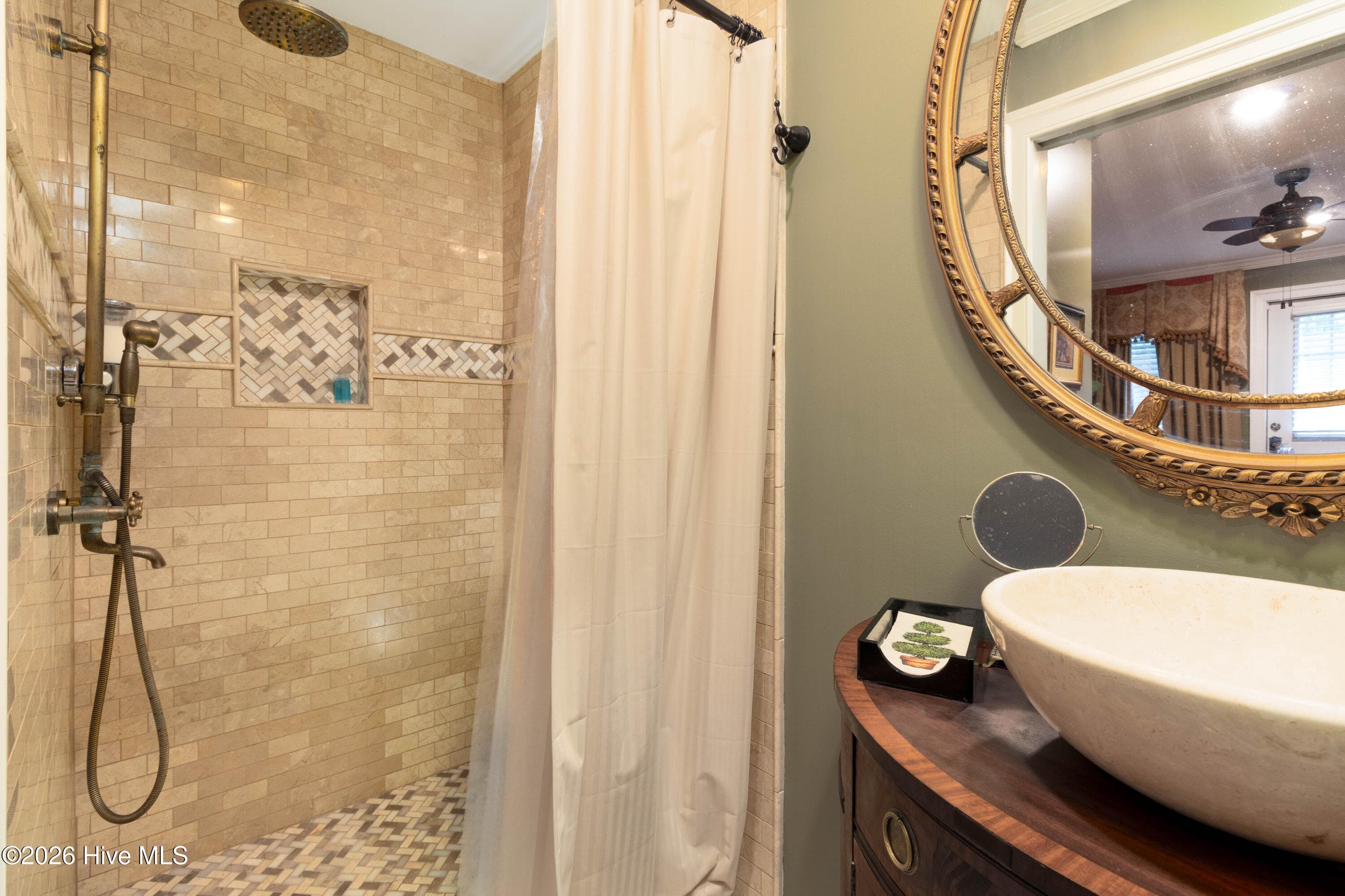en suite - 221 E Water Street, Edenton, NC 27932