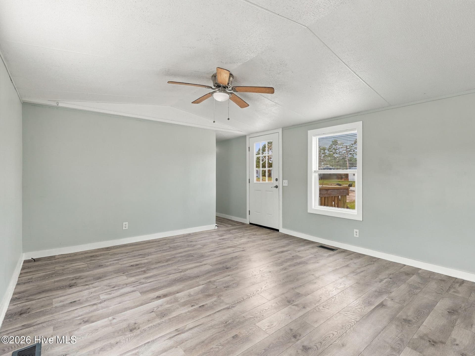Manufactured Home at 322 N Winchester Lane, Hubert, NC 28539, photo 9 of 65