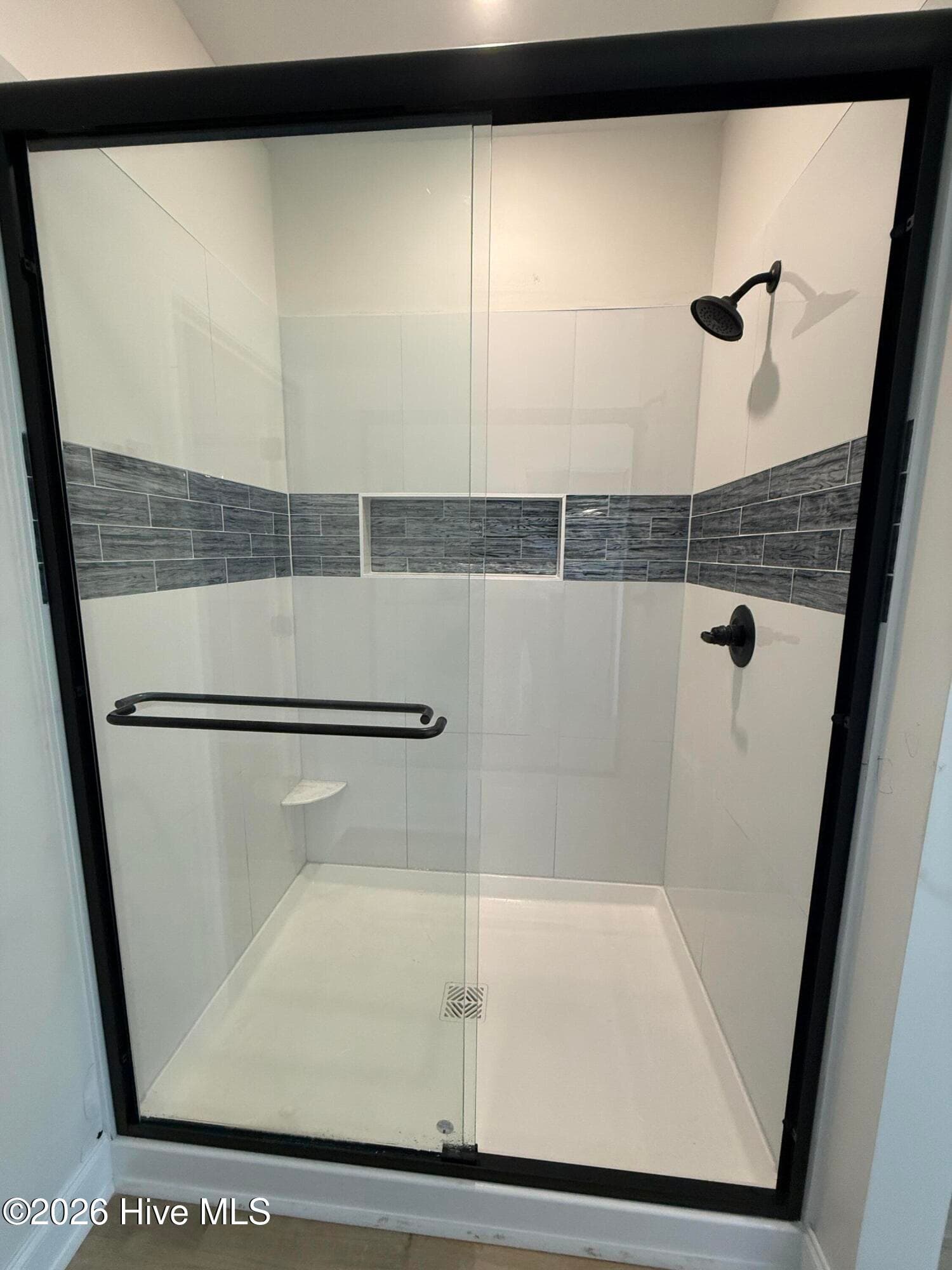 Master shower 5'x3' - 111 E Quaker Road E, Wrens, GA 30833