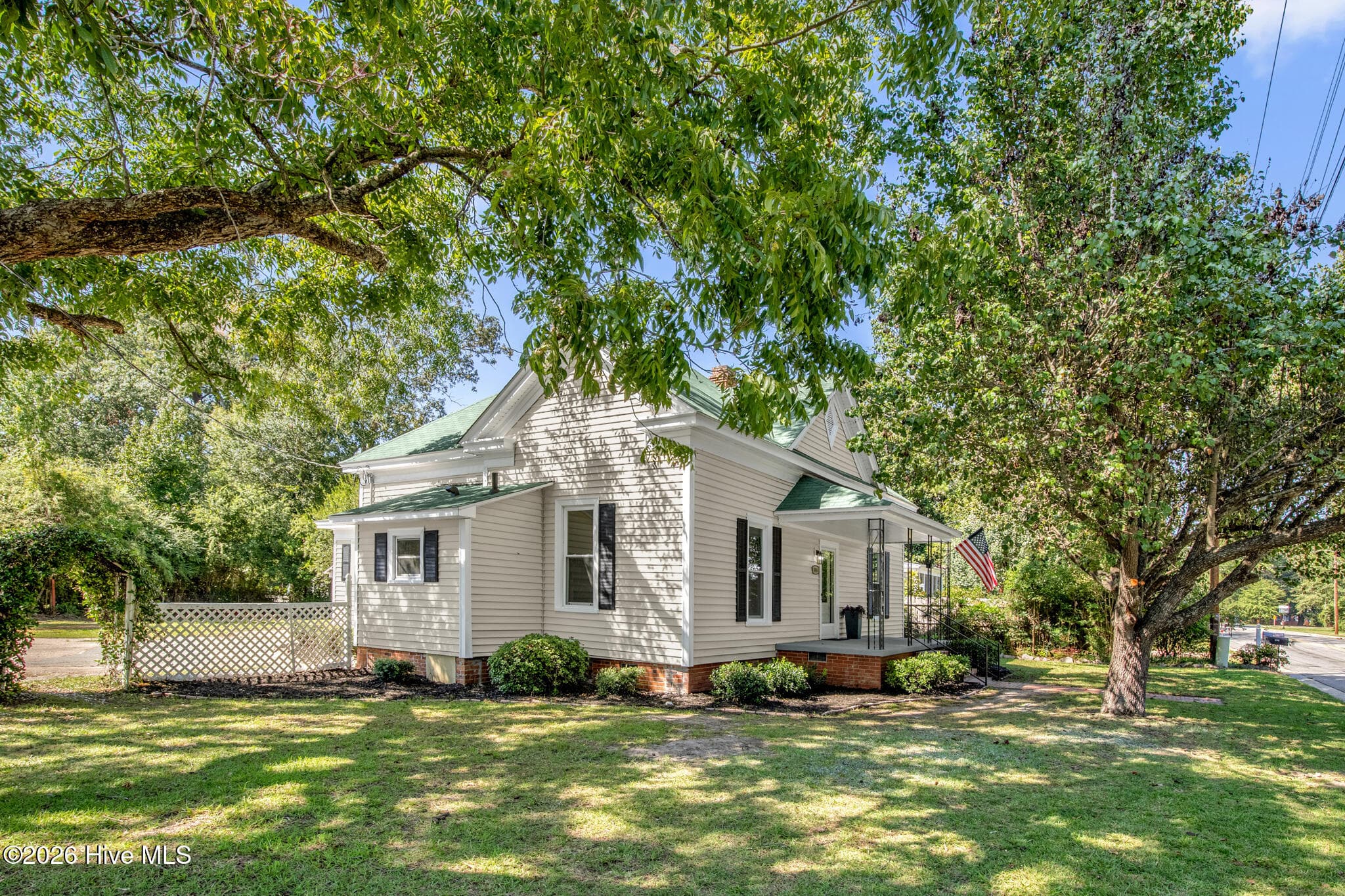 Single Family Residence at 806 W Roseboro Street, Roseboro, NC 28382, Roseboro, photo 2 of 37
