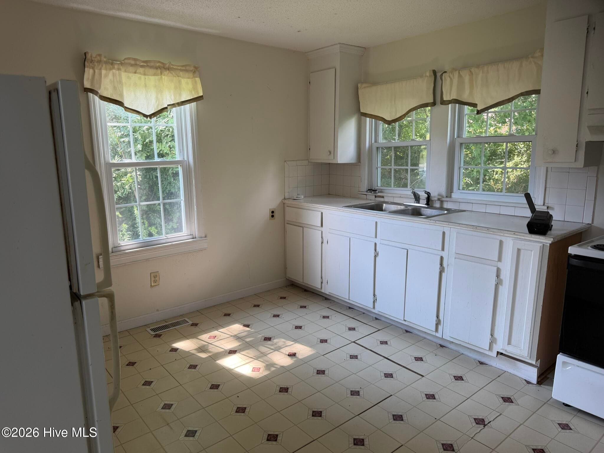 Single Family Residence at 22 Warren Chapel Church Road, Chocowinity, NC 27817, photo 5 of 13