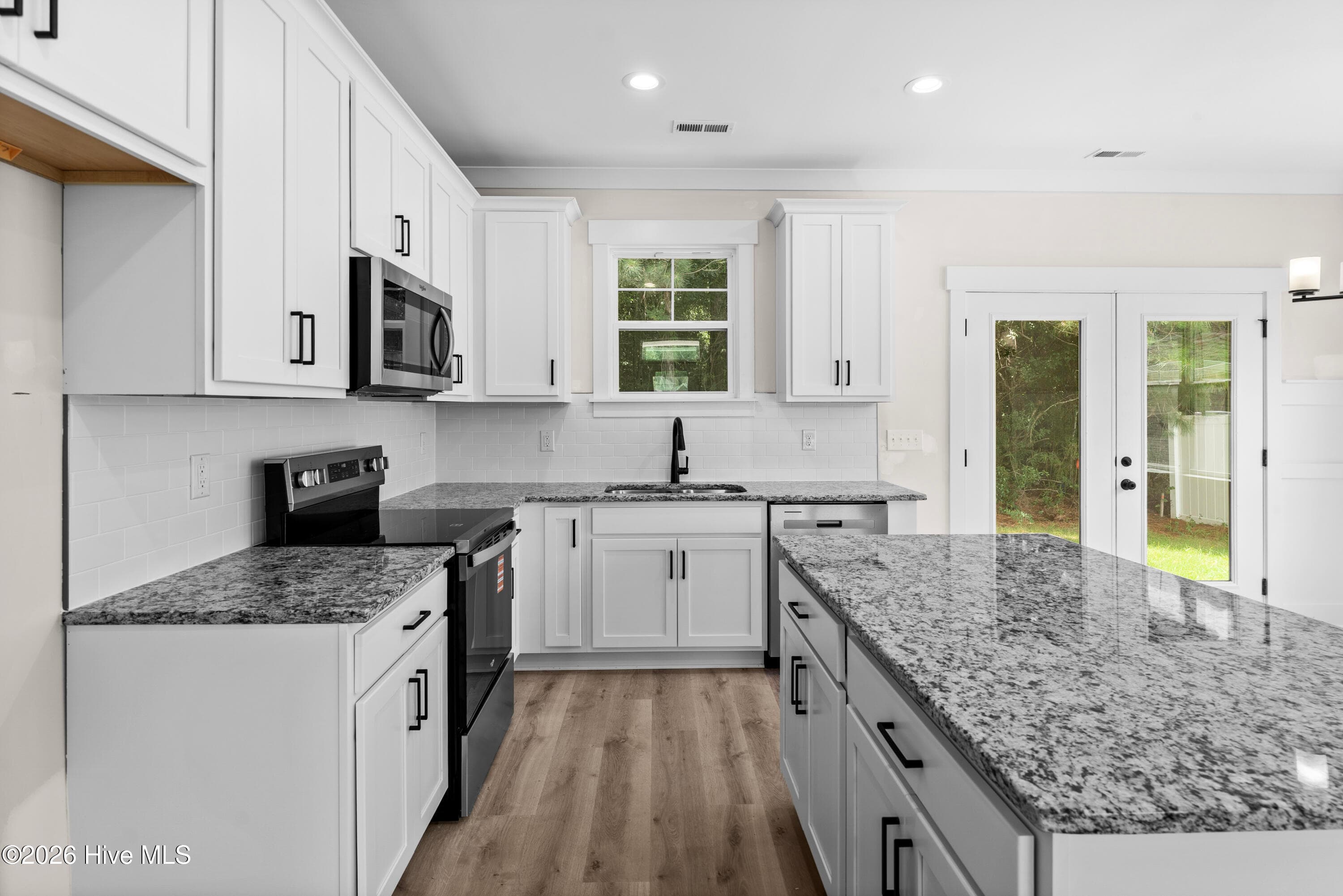 Single Family Residence at 445 Peregrine Ridge Drive, New Bern, NC 28560, photo 11 of 79
