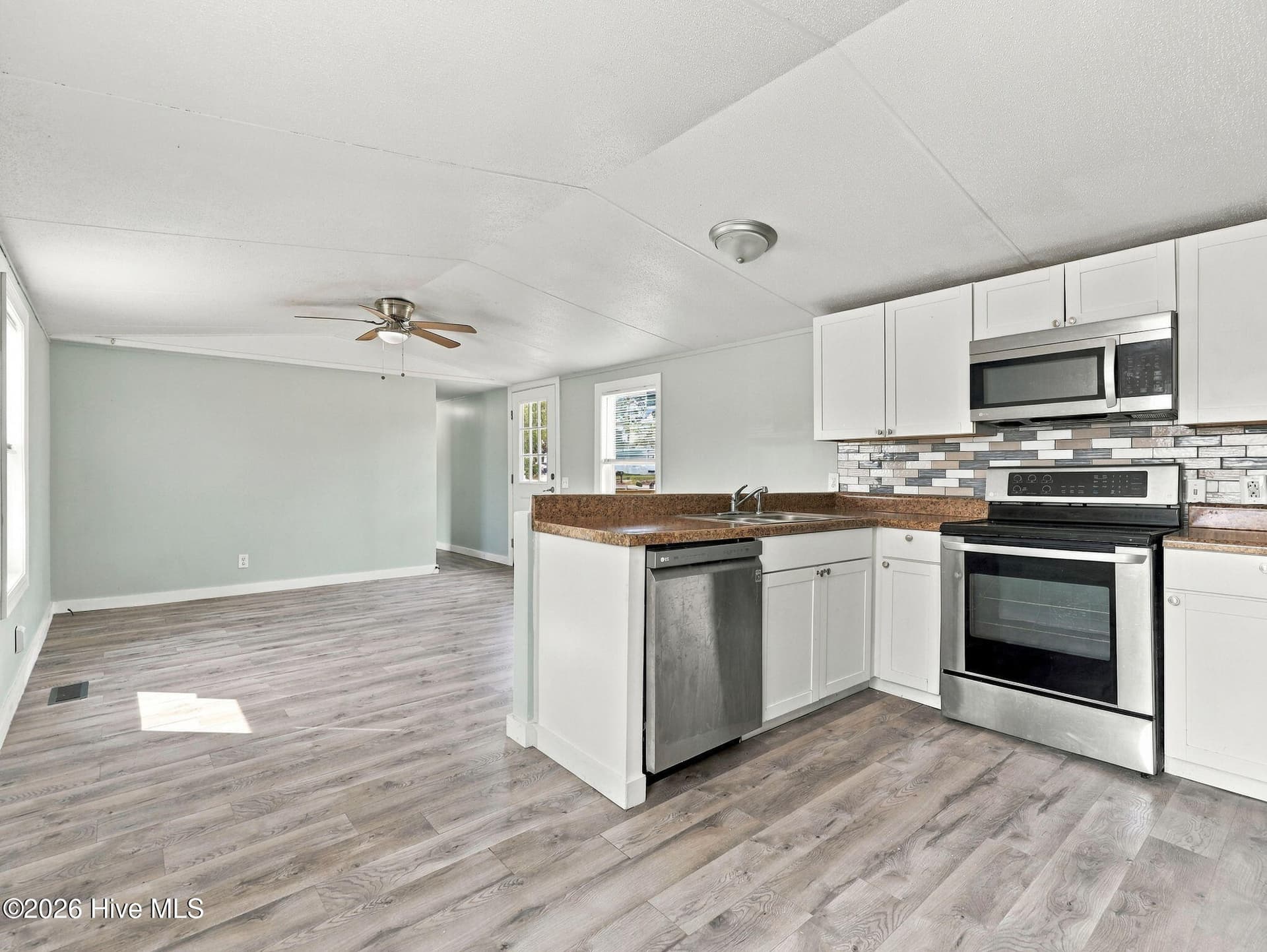 Manufactured Home at 322 N Winchester Lane, Hubert, NC 28539, photo 20 of 65