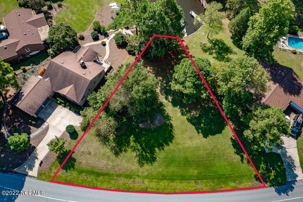 Wooded at 1304 Pelican Drive, New Bern, NC 28560, photo 4 of 12