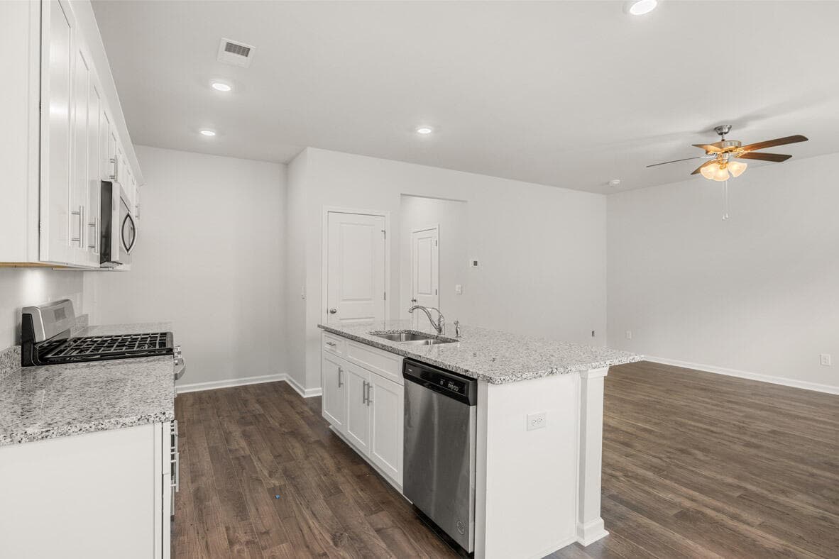 *Dish washer, garbage disposal, Microwave, Gas range/Oven - 815 Dara Corners, Grovetown, GA 30813