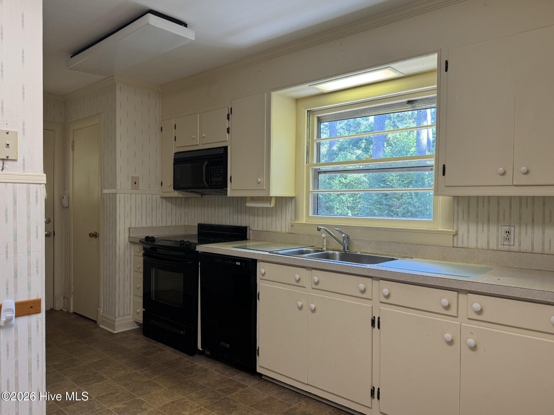 Single Family Residence at 3834 Winston Boulevard, Wilmington, NC 28403, photo 3 of 13