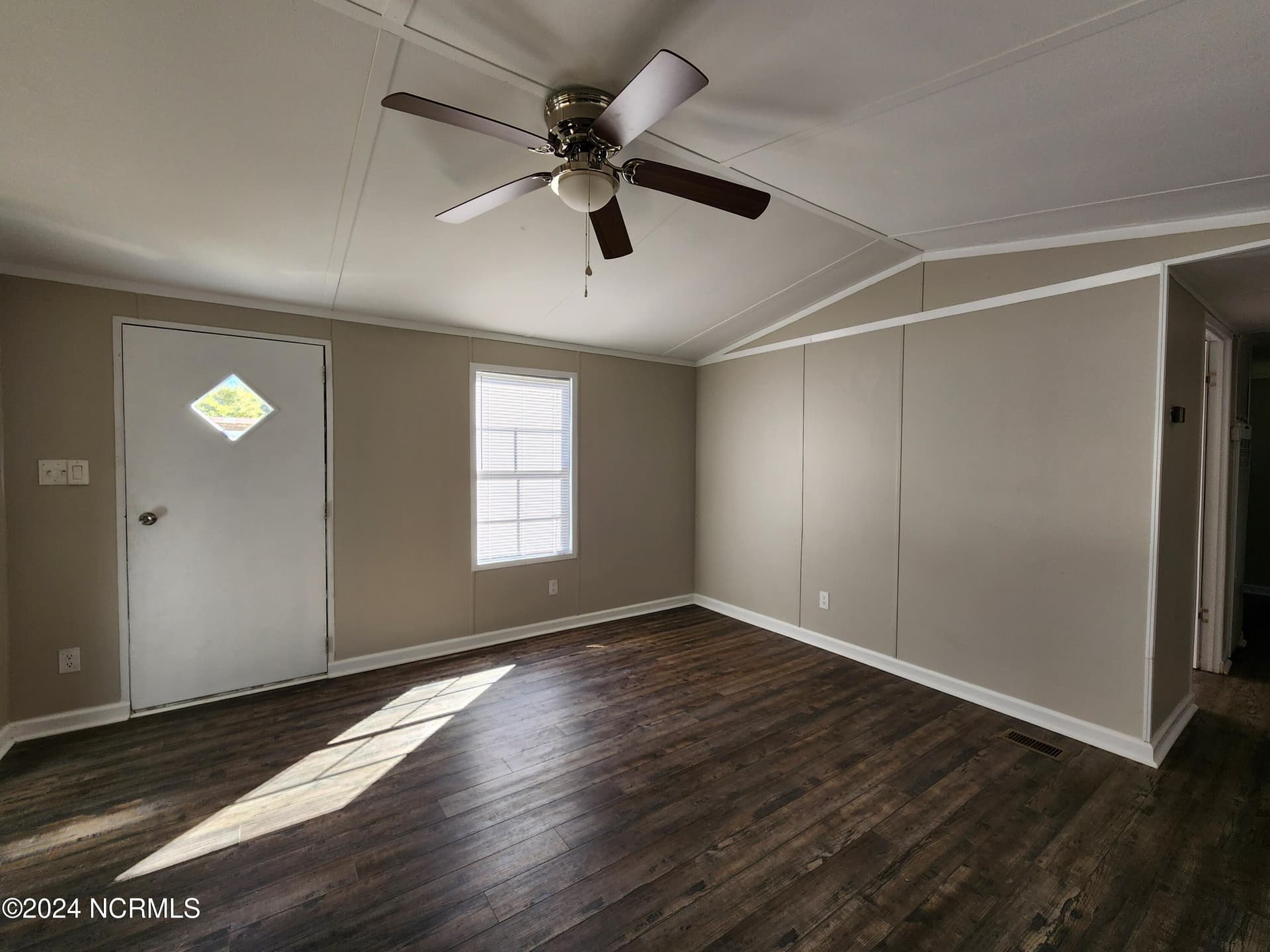 Manufactured Home at 15 Marlette Street, Hubert, NC 28539, photo 4 of 20