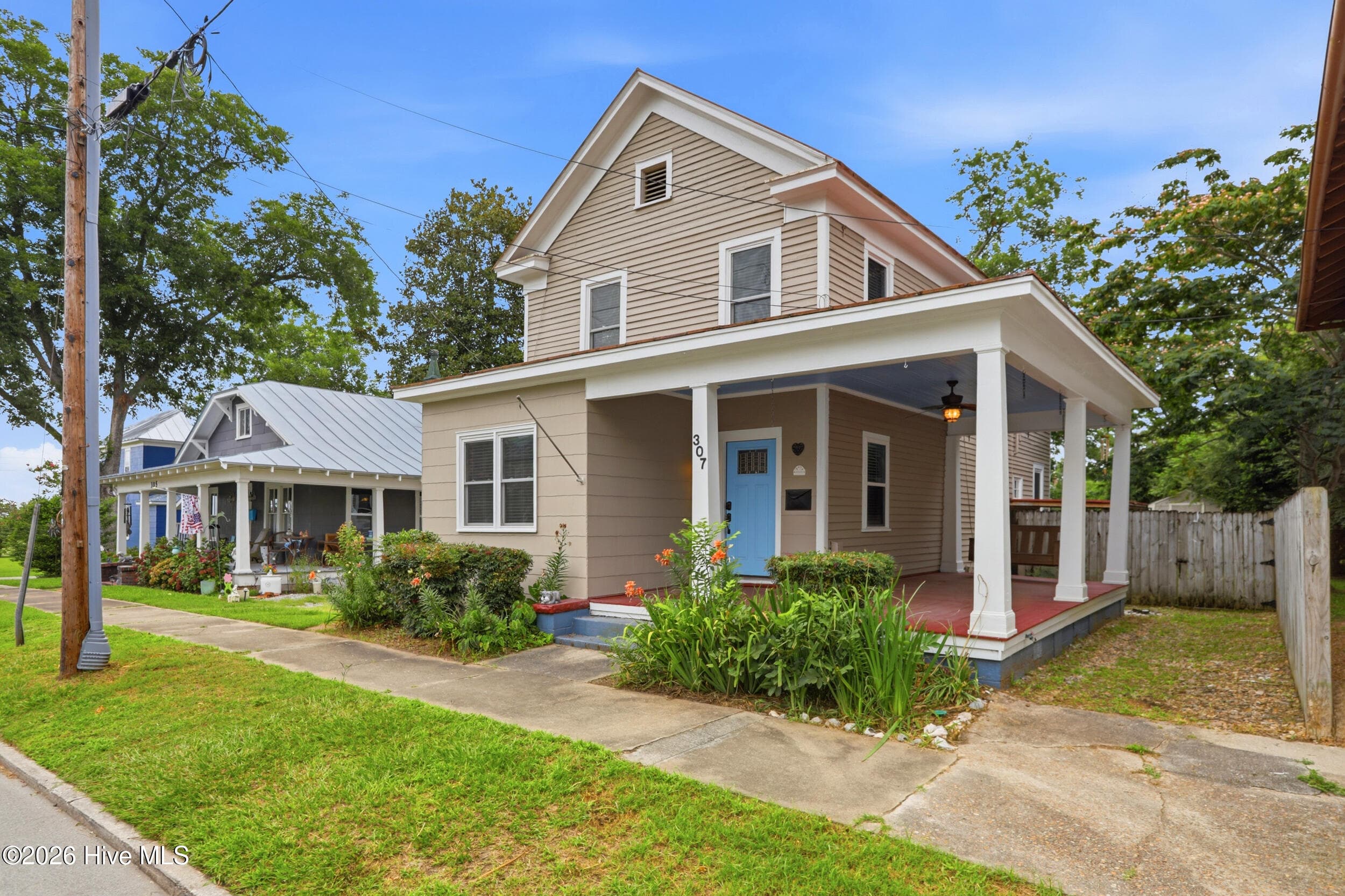 Single Family Residence at 307 Avenue B, New Bern, NC 28560, photo 5 of 55