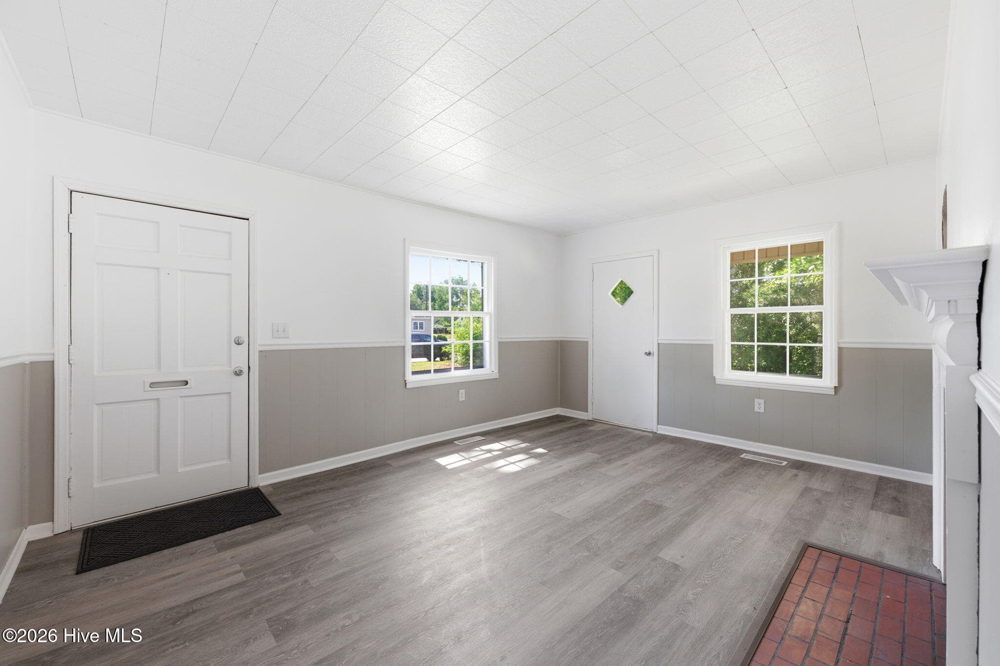 Living Room - View of Front Door - 1610 Queen Anne Lane, New Bern, NC 28560, New Bern