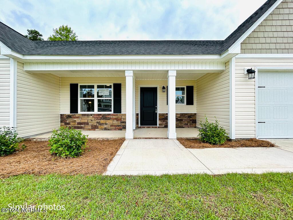 Single Family Residence at 511 Large Oak Drive, Hubert, NC 28539, photo 4 of 55