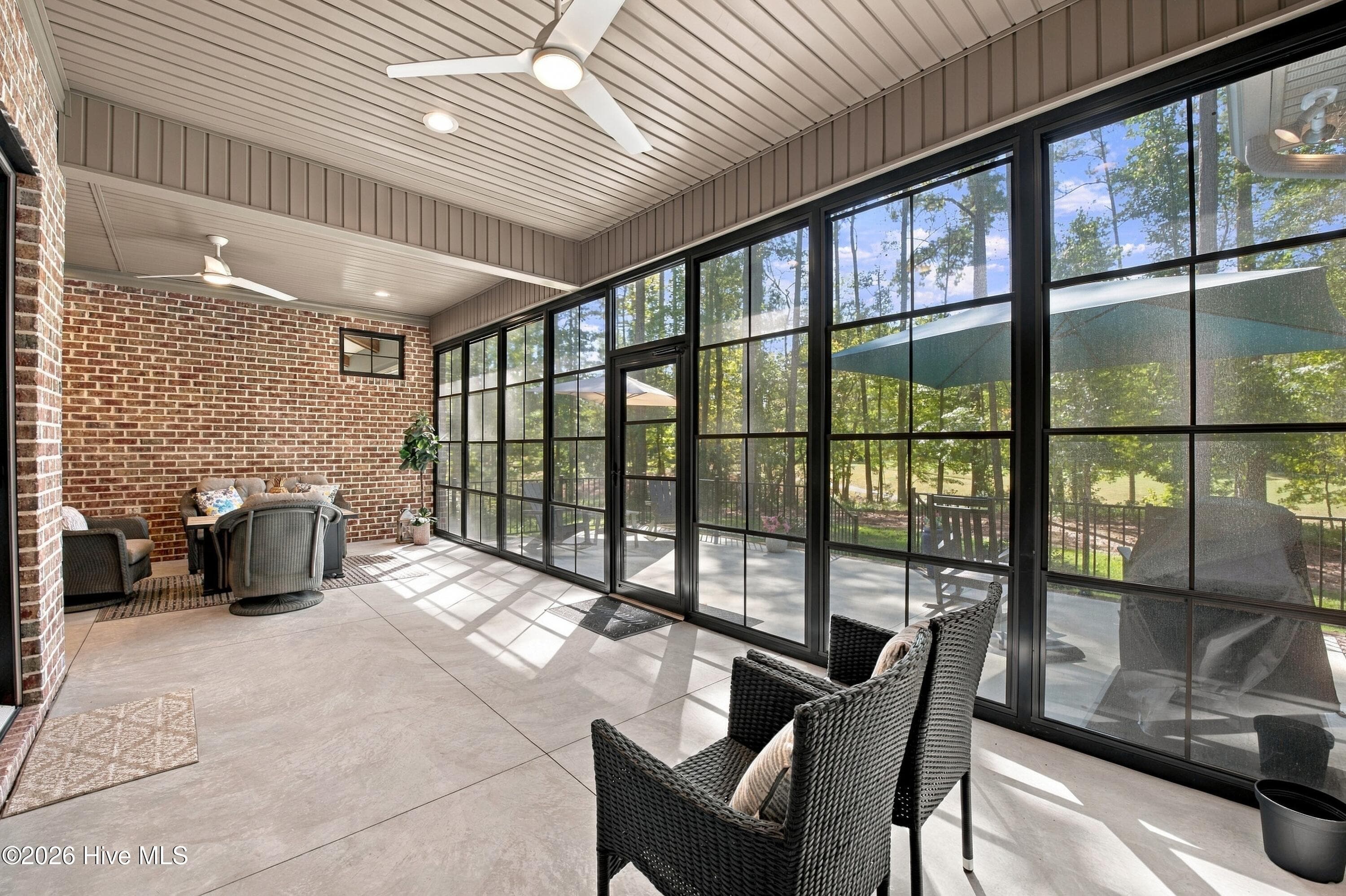 Porch with screen enclosures that can be removed - 4557 Moss Bend, New Bern, NC 28562