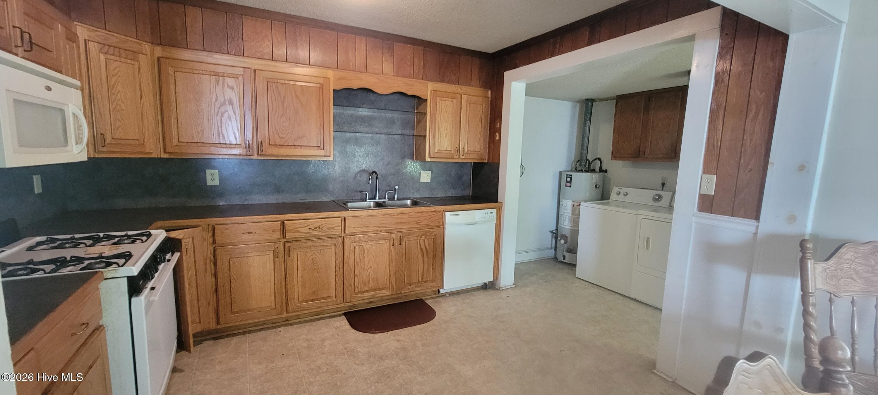 KITCHEN - 329 E 11th Street, Washington, NC 27889