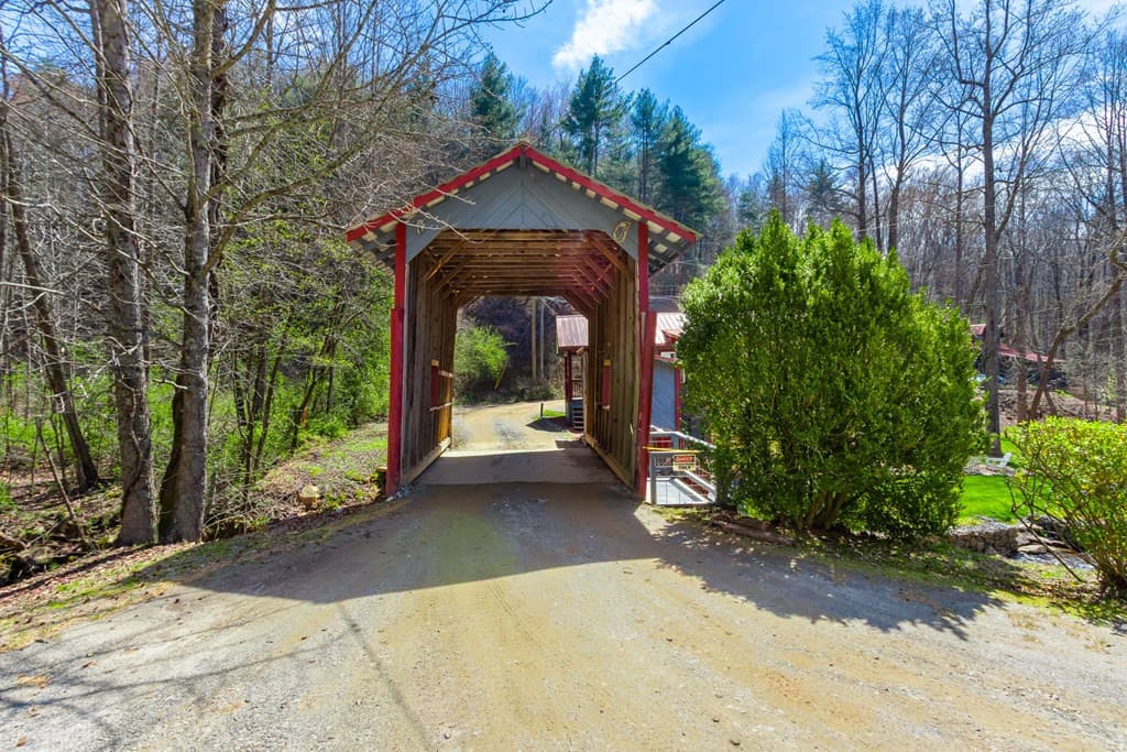 Single Family Residence at 285 Peachtree Mtn Est Road, Murphy, NC 28906, photo 4 of 82