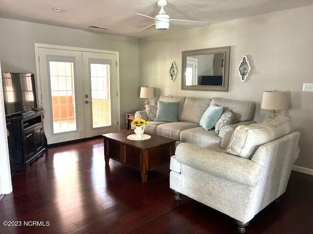 Single Family Residence at 210 N First Avenue, New Bern, NC 28560, photo 5 of 31
